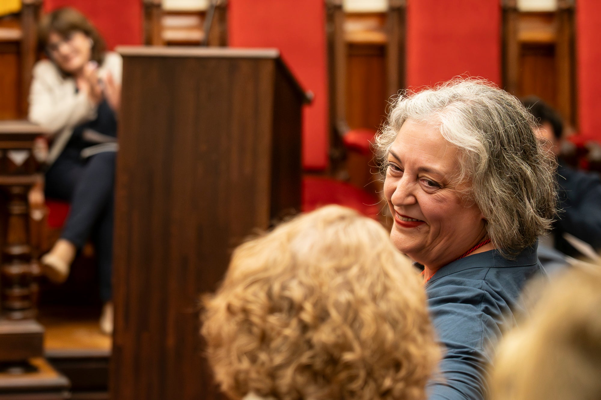 El Saló de Sessions de l’Ajuntament de Terrassa ha acollit aquest dimarts, dia 5 de maig, l’acte de lliurament de la Medalla d’Honor de la Ciutat a Mercè Paloma, en reconeixement a la seva extraordinària trajectòria dins del món del teatre, l’òpera i el cinema. La terrassenca s’ha consolidat com una de les grans professionals del disseny de vestuari a Catalunya i a l’Estat, amb una carrera reconeguda amb múltiples premis i nominacions, entre els quals destaquen sis Premis Gaudí i diverses nominacions als Premis Goya. L’esdeveniment ha comptat amb la benvinguda del tinent d’alcalde Joan Salvador, portaveus dels Grups Municipals i membres de la Corporació Local. La periodista Magdalena Oliver ha estat l’encarregada de fer la glossa.