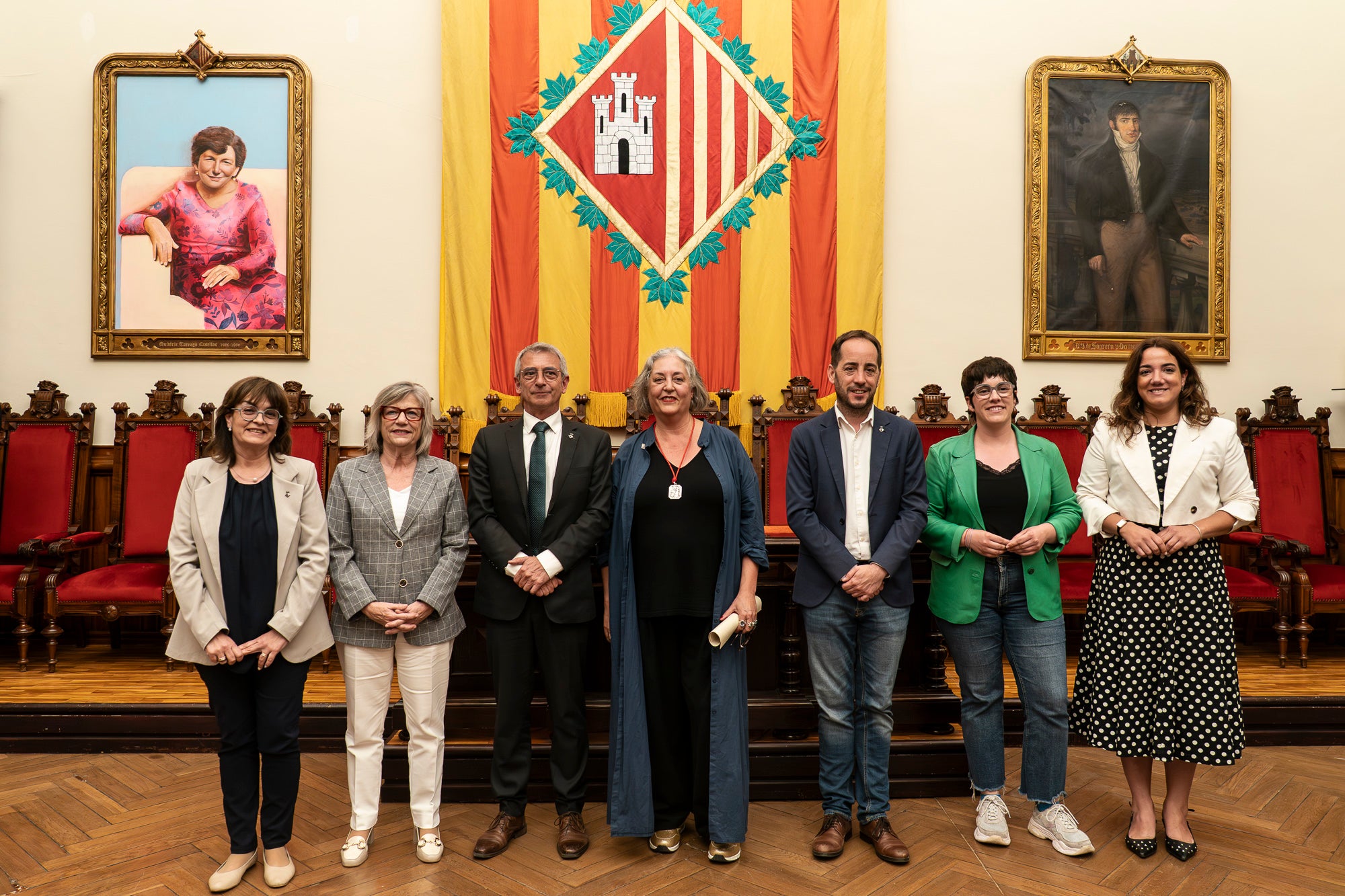 El Saló de Sessions de l’Ajuntament de Terrassa ha acollit aquest dimarts, dia 5 de maig, l’acte de lliurament de la Medalla d’Honor de la Ciutat a Mercè Paloma, en reconeixement a la seva extraordinària trajectòria dins del món del teatre, l’òpera i el cinema. La terrassenca s’ha consolidat com una de les grans professionals del disseny de vestuari a Catalunya i a l’Estat, amb una carrera reconeguda amb múltiples premis i nominacions, entre els quals destaquen sis Premis Gaudí i diverses nominacions als Premis Goya. L’esdeveniment ha comptat amb la benvinguda del tinent d’alcalde Joan Salvador, portaveus dels Grups Municipals i membres de la Corporació Local. La periodista Magdalena Oliver ha estat l’encarregada de fer la glossa.