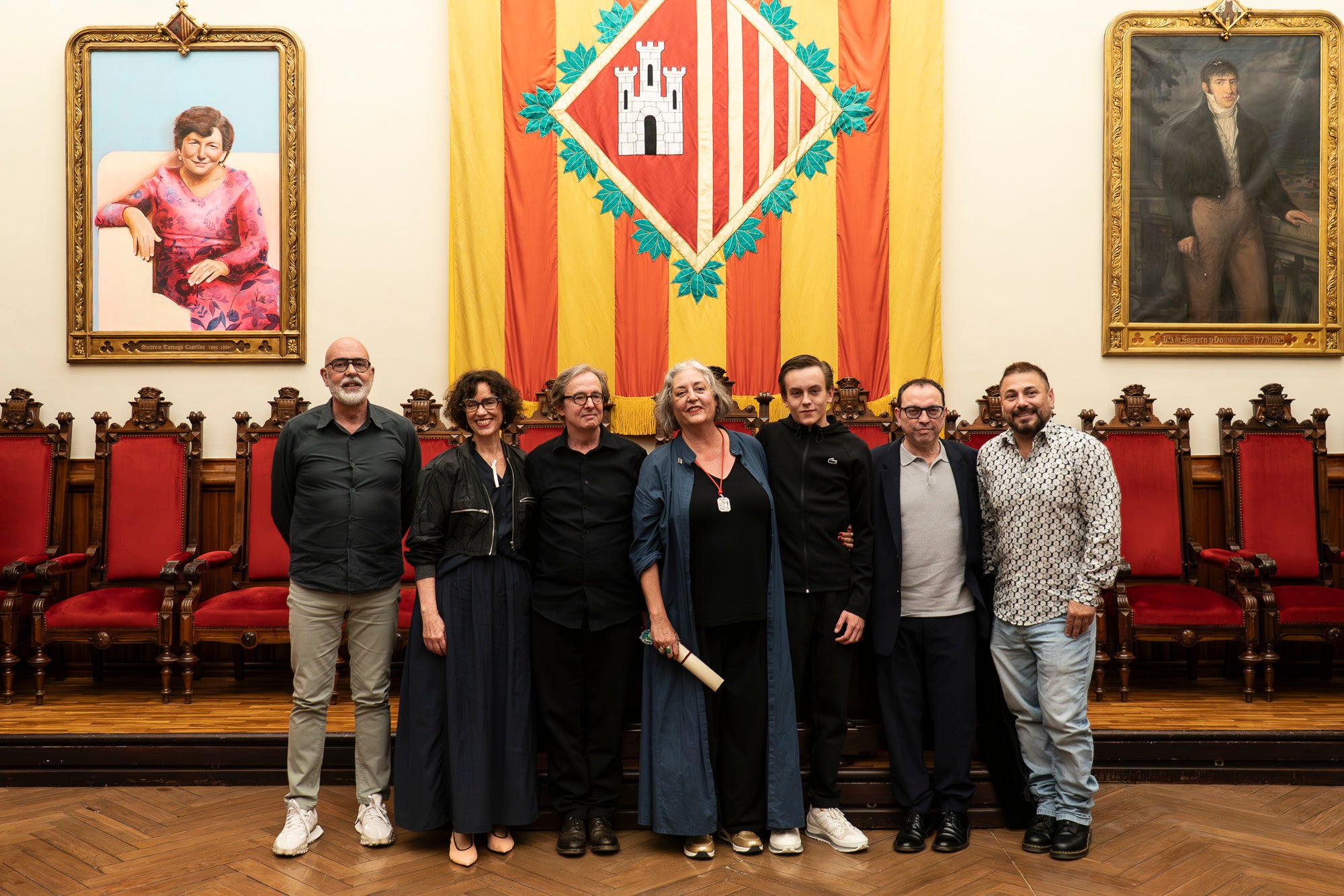 El Saló de Sessions de l’Ajuntament de Terrassa ha acollit aquest dimarts, dia 5 de maig, l’acte de lliurament de la Medalla d’Honor de la Ciutat a Mercè Paloma, en reconeixement a la seva extraordinària trajectòria dins del món del teatre, l’òpera i el cinema. La terrassenca s’ha consolidat com una de les grans professionals del disseny de vestuari a Catalunya i a l’Estat, amb una carrera reconeguda amb múltiples premis i nominacions, entre els quals destaquen sis Premis Gaudí i diverses nominacions als Premis Goya. L’esdeveniment ha comptat amb la benvinguda del tinent d’alcalde Joan Salvador, portaveus dels Grups Municipals i membres de la Corporació Local. La periodista Magdalena Oliver ha estat l’encarregada de fer la glossa.