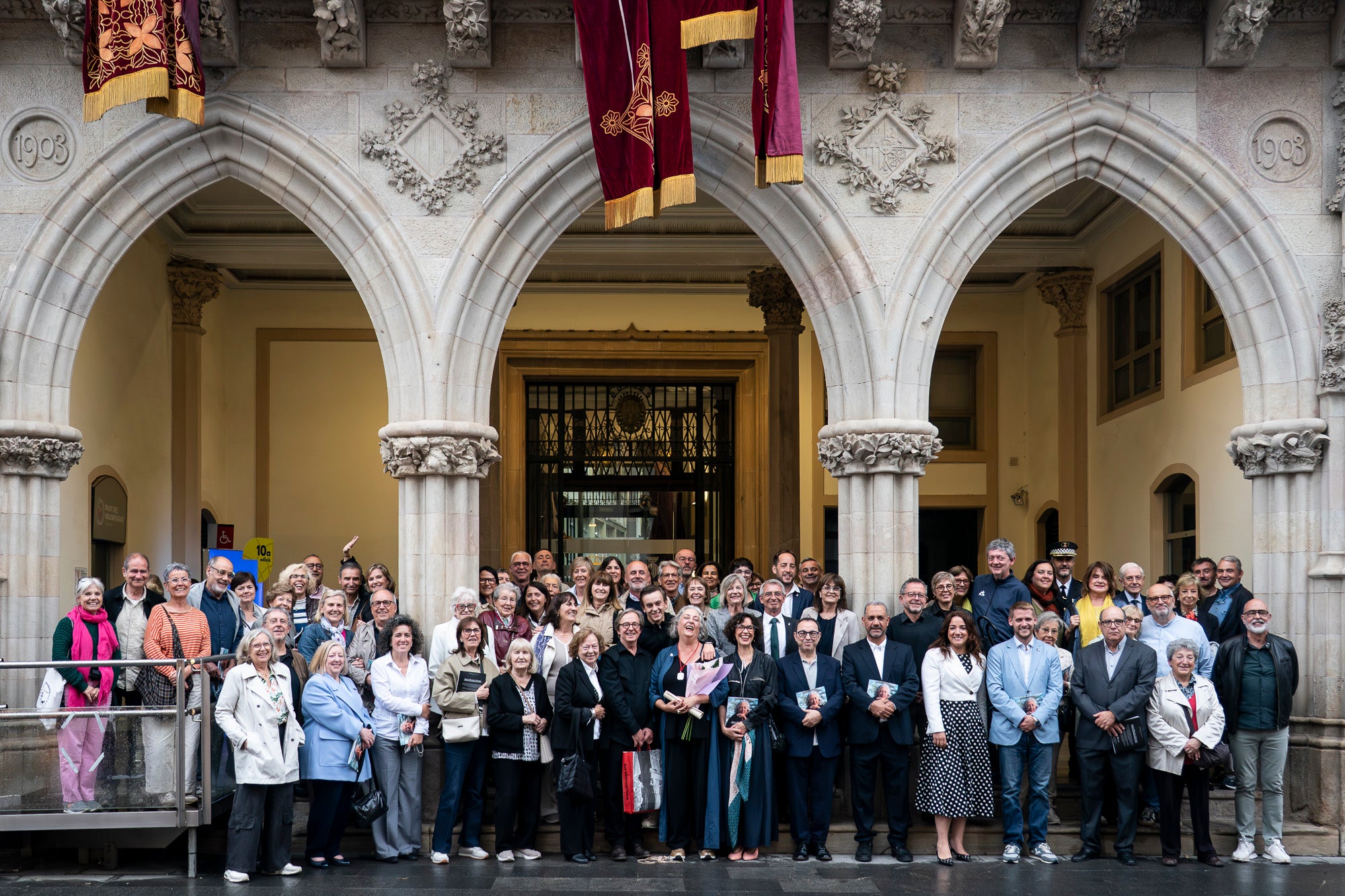 El Saló de Sessions de l’Ajuntament de Terrassa ha acollit aquest dimarts, dia 5 de maig, l’acte de lliurament de la Medalla d’Honor de la Ciutat a Mercè Paloma, en reconeixement a la seva extraordinària trajectòria dins del món del teatre, l’òpera i el cinema. La terrassenca s’ha consolidat com una de les grans professionals del disseny de vestuari a Catalunya i a l’Estat, amb una carrera reconeguda amb múltiples premis i nominacions, entre els quals destaquen sis Premis Gaudí i diverses nominacions als Premis Goya. L’esdeveniment ha comptat amb la benvinguda del tinent d’alcalde Joan Salvador, portaveus dels Grups Municipals i membres de la Corporació Local. La periodista Magdalena Oliver ha estat l’encarregada de fer la glossa.