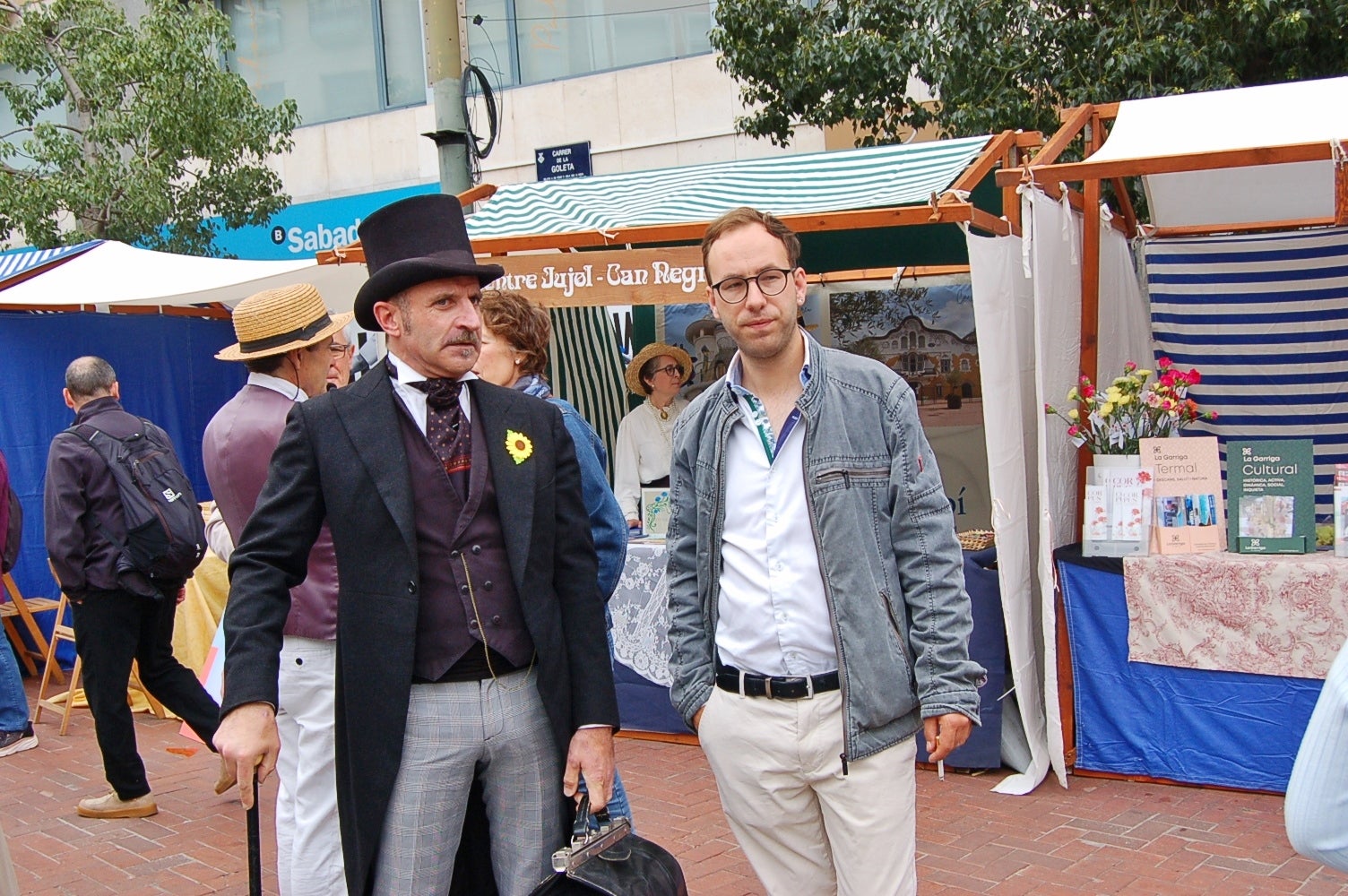 Com a capital mundial per un cap de setmana d'aquesta època de fa més d'un segle, Terrassa compta entre les seves activitats amb una Fira de Ciutats Modernistes al Raval de Montserrat, amb una vintena de municipis, museus i xarxes que arriben fins a Riga (Letònia). D'altra banda, aquest dissabte també va ser l'oportunitat a la plaça de Salvador Espriu per aprendre a treballar com les modistes d'aleshores. I per a conèixer el primer autobús cap a Barcelona del 1906. Tot plegat, acompanyat dels cantaires de la Creu Roja amb les melodies de l'època al carrer Major | Ramon Navarro 