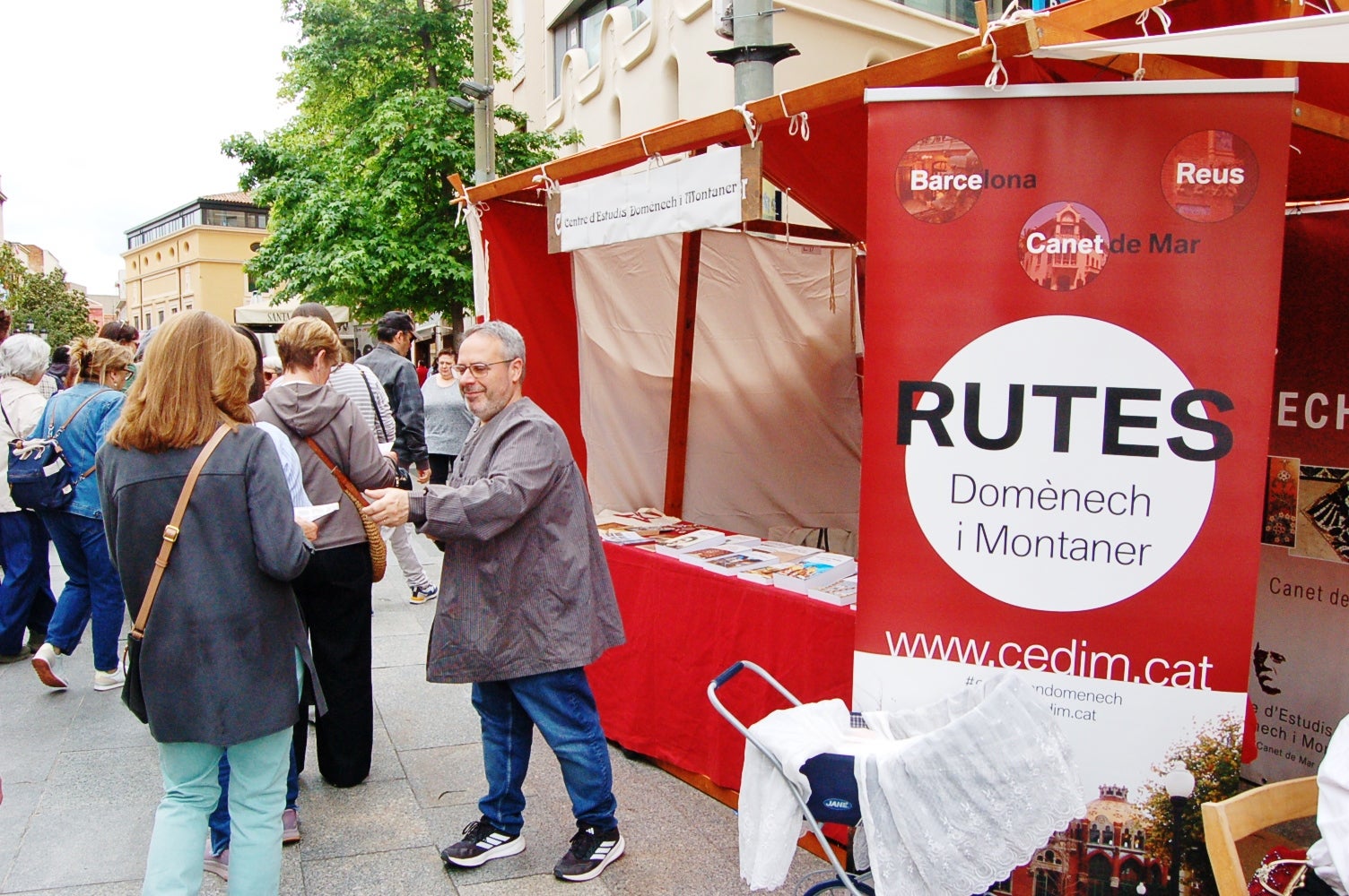 Com a capital mundial per un cap de setmana d'aquesta època de fa més d'un segle, Terrassa compta entre les seves activitats amb una Fira de Ciutats Modernistes al Raval de Montserrat, amb una vintena de municipis, museus i xarxes que arriben fins a Riga (Letònia). D'altra banda, aquest dissabte també va ser l'oportunitat a la plaça de Salvador Espriu per aprendre a treballar com les modistes d'aleshores. I per a conèixer el primer autobús cap a Barcelona del 1906. Tot plegat, acompanyat dels cantaires de la Creu Roja amb les melodies de l'època al carrer Major | Ramon Navarro 