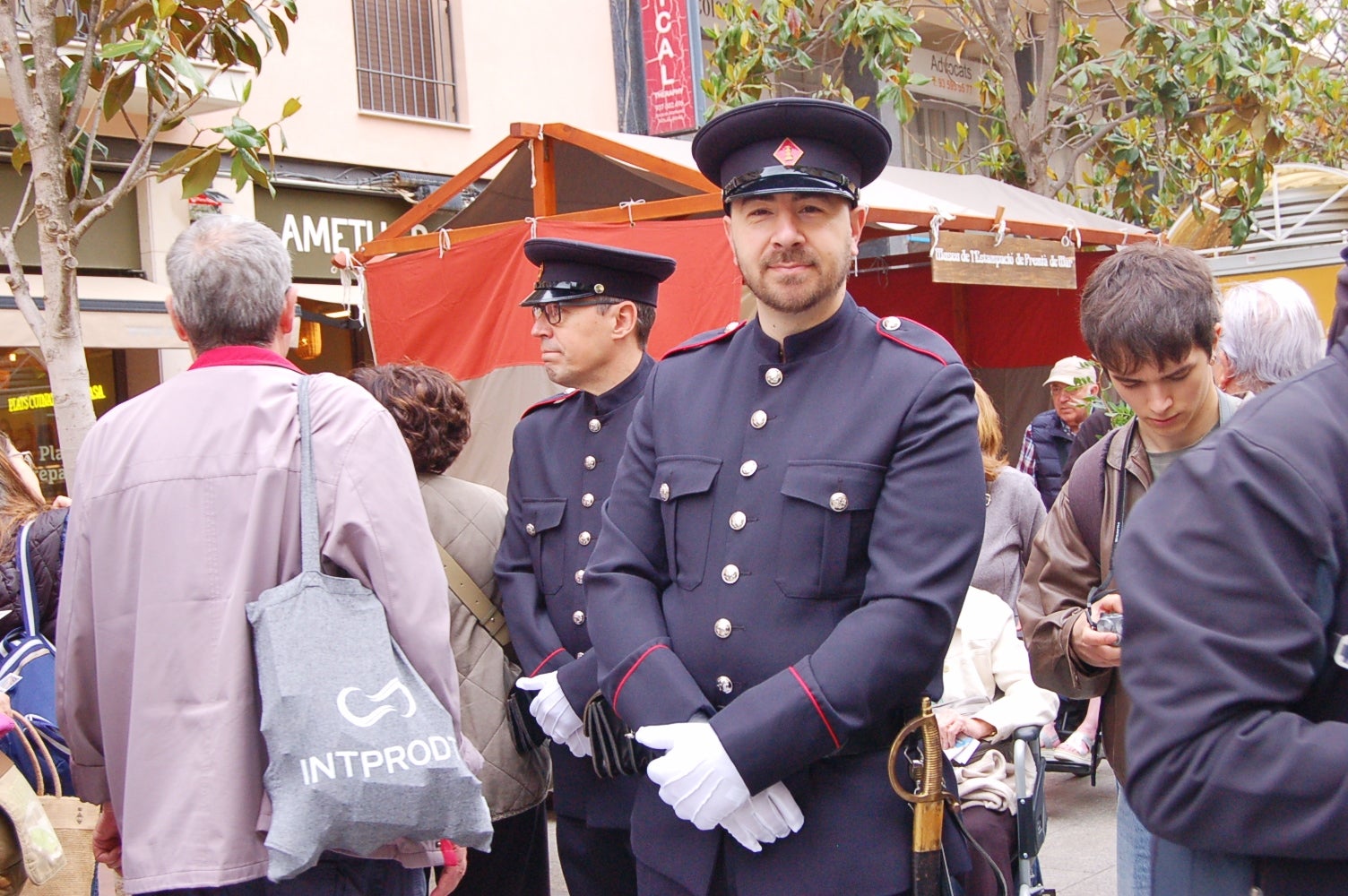 Com a capital mundial per un cap de setmana d'aquesta època de fa més d'un segle, Terrassa compta entre les seves activitats amb una Fira de Ciutats Modernistes al Raval de Montserrat, amb una vintena de municipis, museus i xarxes que arriben fins a Riga (Letònia). D'altra banda, aquest dissabte també va ser l'oportunitat a la plaça de Salvador Espriu per aprendre a treballar com les modistes d'aleshores. I per a conèixer el primer autobús cap a Barcelona del 1906. Tot plegat, acompanyat dels cantaires de la Creu Roja amb les melodies de l'època al carrer Major | Ramon Navarro 