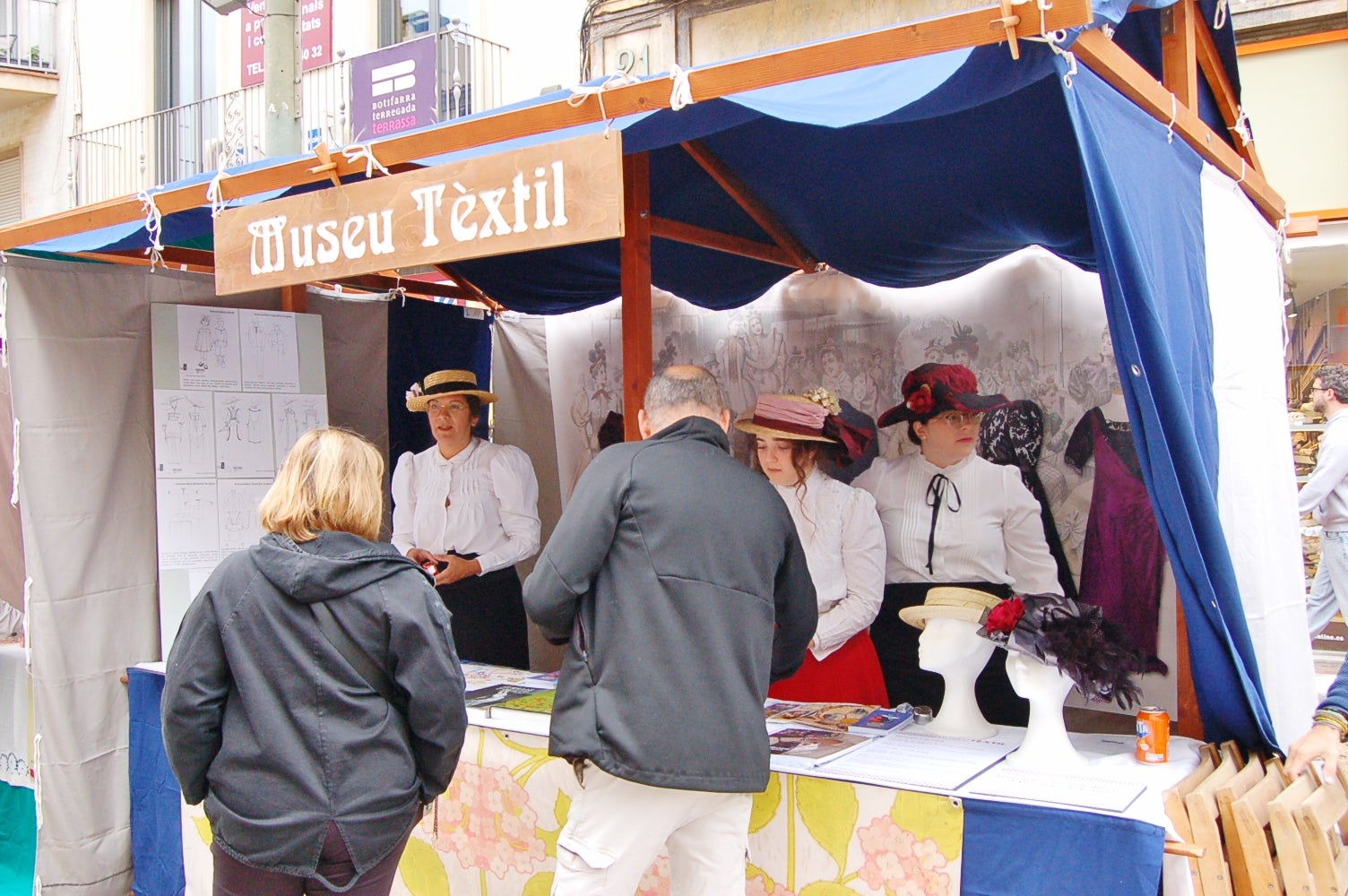 Com a capital mundial per un cap de setmana d'aquesta època de fa més d'un segle, Terrassa compta entre les seves activitats amb una Fira de Ciutats Modernistes al Raval de Montserrat, amb una vintena de municipis, museus i xarxes que arriben fins a Riga (Letònia). D'altra banda, aquest dissabte també va ser l'oportunitat a la plaça de Salvador Espriu per aprendre a treballar com les modistes d'aleshores. I per a conèixer el primer autobús cap a Barcelona del 1906. Tot plegat, acompanyat dels cantaires de la Creu Roja amb les melodies de l'època al carrer Major | Ramon Navarro 