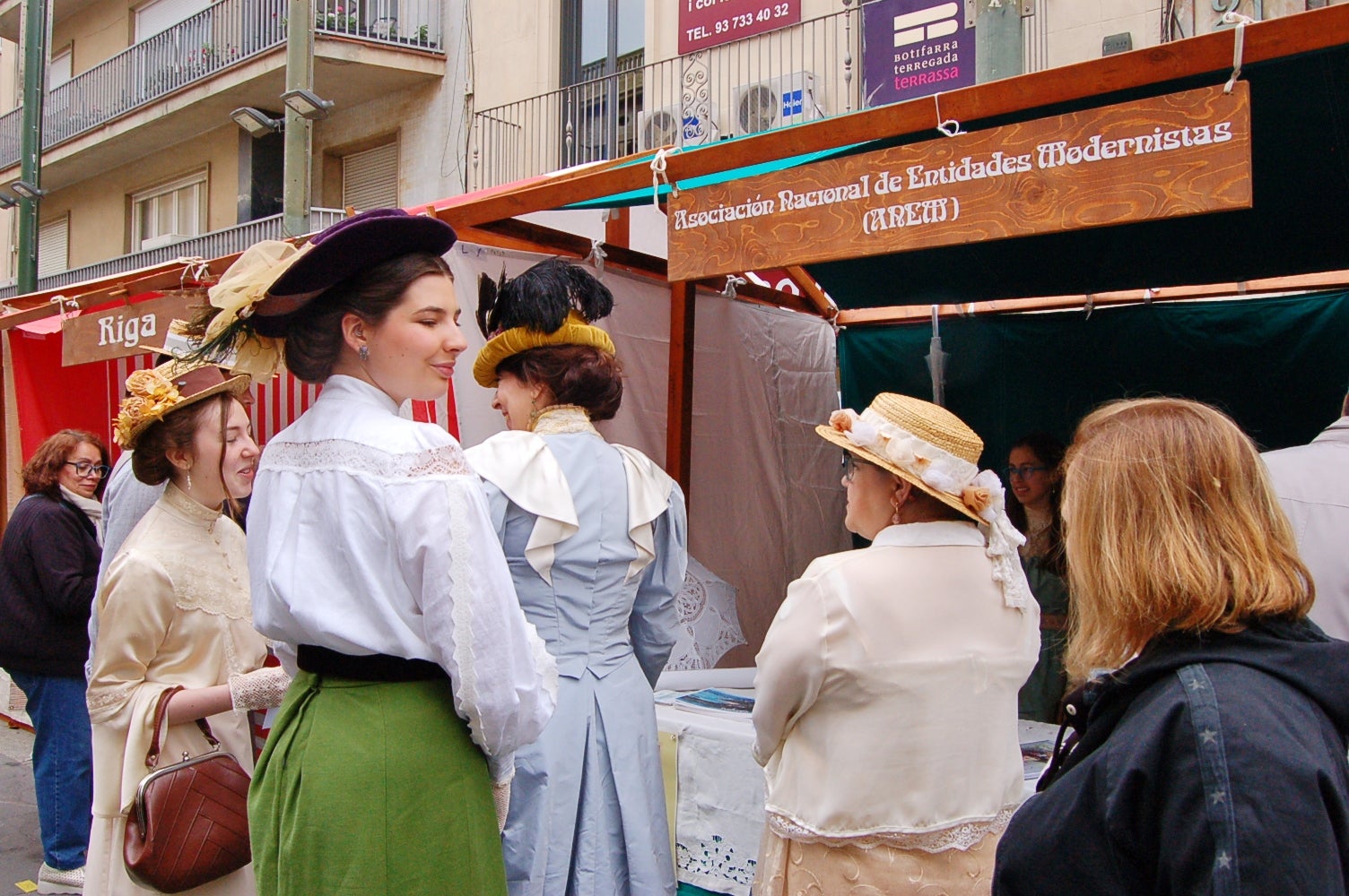 Com a capital mundial per un cap de setmana d'aquesta època de fa més d'un segle, Terrassa compta entre les seves activitats amb una Fira de Ciutats Modernistes al Raval de Montserrat, amb una vintena de municipis, museus i xarxes que arriben fins a Riga (Letònia). D'altra banda, aquest dissabte també va ser l'oportunitat a la plaça de Salvador Espriu per aprendre a treballar com les modistes d'aleshores. I per a conèixer el primer autobús cap a Barcelona del 1906. Tot plegat, acompanyat dels cantaires de la Creu Roja amb les melodies de l'època al carrer Major | Ramon Navarro 