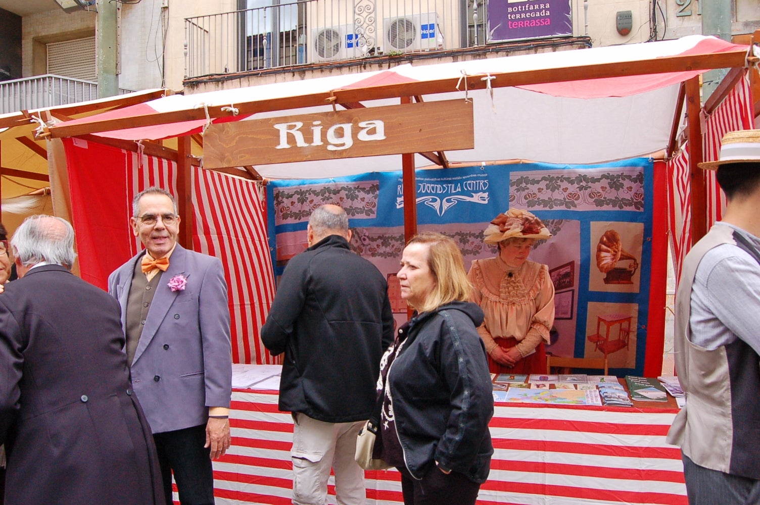 Com a capital mundial per un cap de setmana d'aquesta època de fa més d'un segle, Terrassa compta entre les seves activitats amb una Fira de Ciutats Modernistes al Raval de Montserrat, amb una vintena de municipis, museus i xarxes que arriben fins a Riga (Letònia). D'altra banda, aquest dissabte també va ser l'oportunitat a la plaça de Salvador Espriu per aprendre a treballar com les modistes d'aleshores. I per a conèixer el primer autobús cap a Barcelona del 1906. Tot plegat, acompanyat dels cantaires de la Creu Roja amb les melodies de l'època al carrer Major | Ramon Navarro 