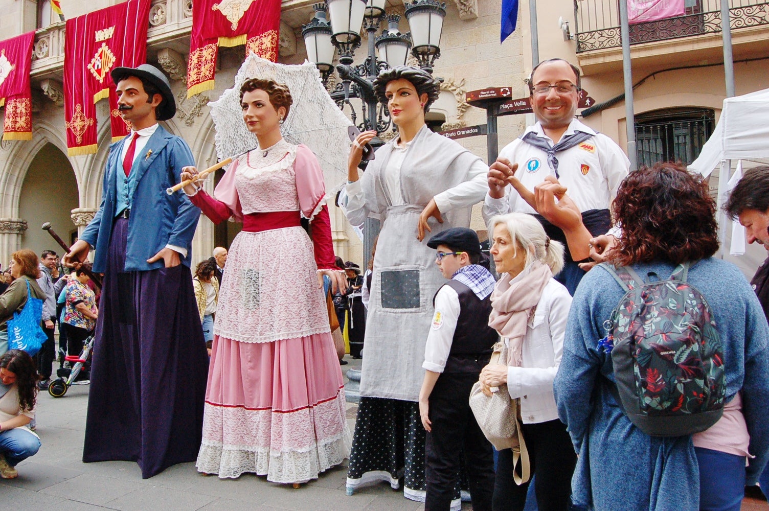 Com a capital mundial per un cap de setmana d'aquesta època de fa més d'un segle, Terrassa compta entre les seves activitats amb una Fira de Ciutats Modernistes al Raval de Montserrat, amb una vintena de municipis, museus i xarxes que arriben fins a Riga (Letònia). D'altra banda, aquest dissabte també va ser l'oportunitat a la plaça de Salvador Espriu per aprendre a treballar com les modistes d'aleshores. I per a conèixer el primer autobús cap a Barcelona del 1906. Tot plegat, acompanyat dels cantaires de la Creu Roja amb les melodies de l'època al carrer Major | Ramon Navarro 