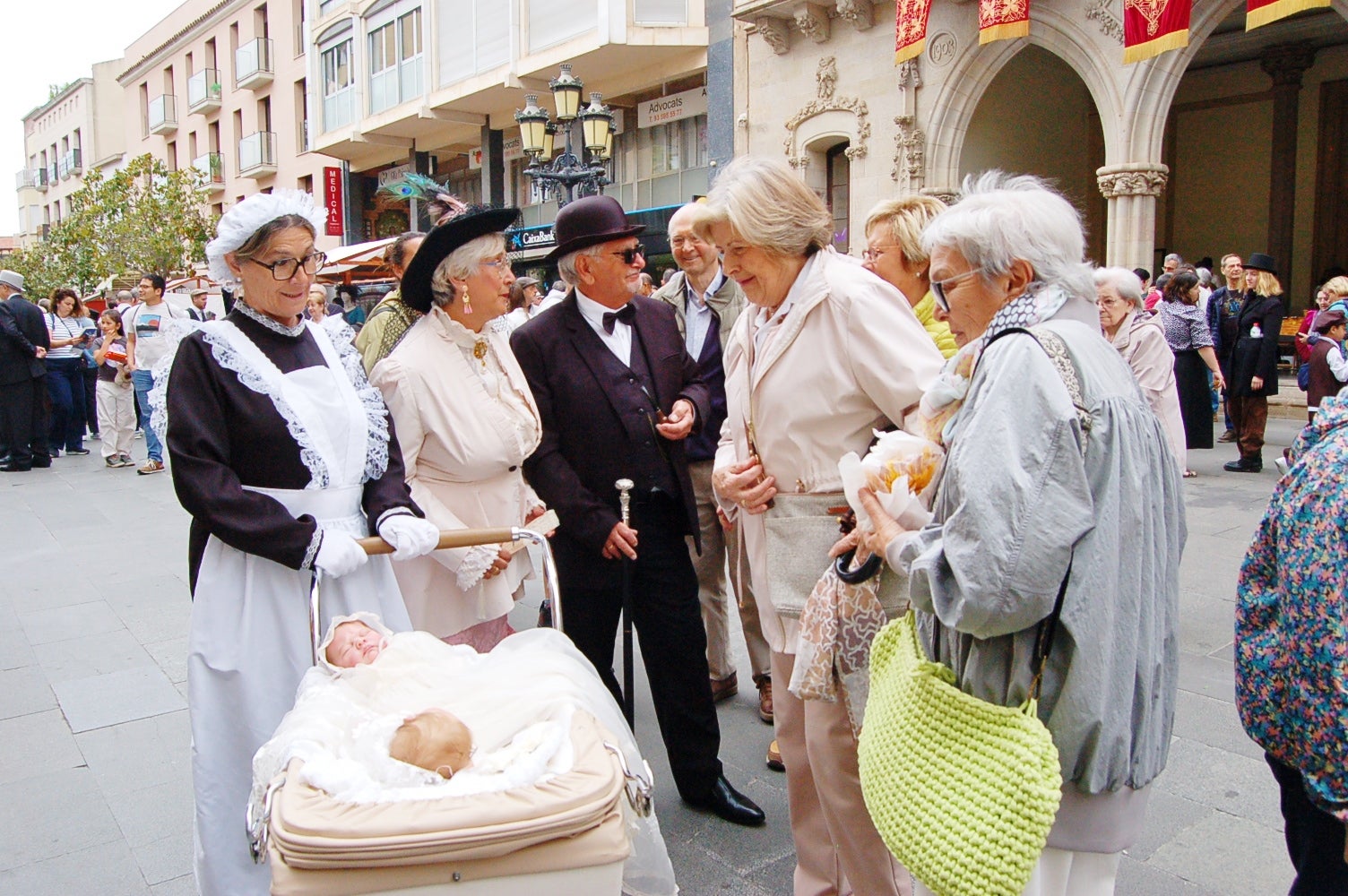Com a capital mundial per un cap de setmana d'aquesta època de fa més d'un segle, Terrassa compta entre les seves activitats amb una Fira de Ciutats Modernistes al Raval de Montserrat, amb una vintena de municipis, museus i xarxes que arriben fins a Riga (Letònia). D'altra banda, aquest dissabte també va ser l'oportunitat a la plaça de Salvador Espriu per aprendre a treballar com les modistes d'aleshores. I per a conèixer el primer autobús cap a Barcelona del 1906. Tot plegat, acompanyat dels cantaires de la Creu Roja amb les melodies de l'època al carrer Major | Ramon Navarro 