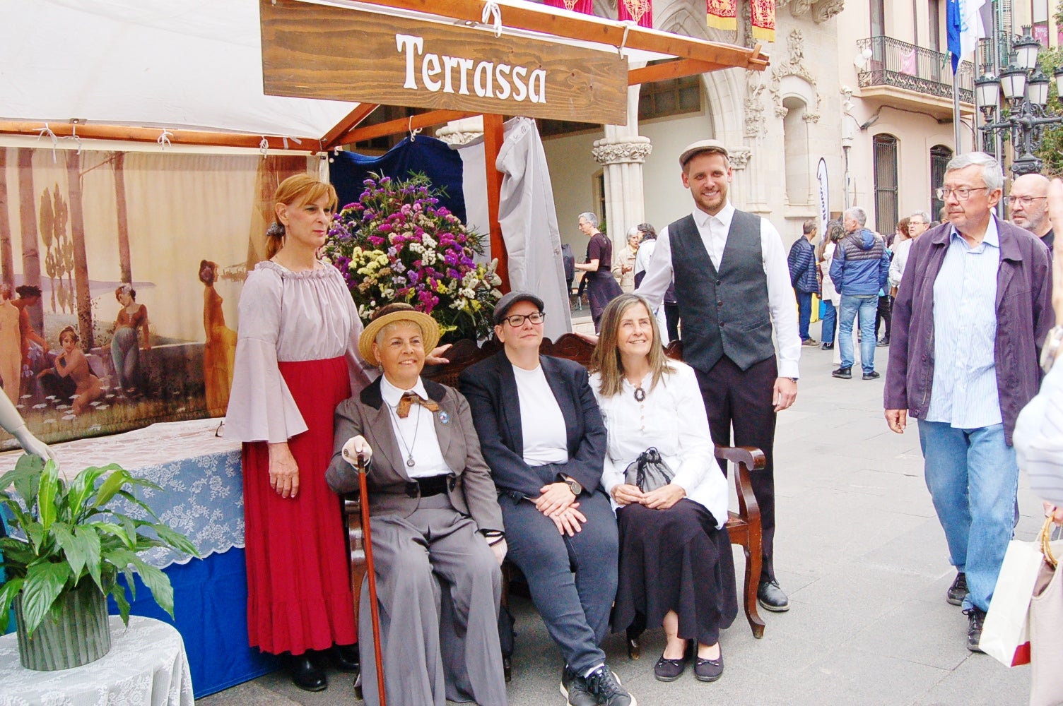 Com a capital mundial per un cap de setmana d'aquesta època de fa més d'un segle, Terrassa compta entre les seves activitats amb una Fira de Ciutats Modernistes al Raval de Montserrat, amb una vintena de municipis, museus i xarxes que arriben fins a Riga (Letònia). D'altra banda, aquest dissabte també va ser l'oportunitat a la plaça de Salvador Espriu per aprendre a treballar com les modistes d'aleshores. I per a conèixer el primer autobús cap a Barcelona del 1906. Tot plegat, acompanyat dels cantaires de la Creu Roja amb les melodies de l'època al carrer Major | Ramon Navarro 