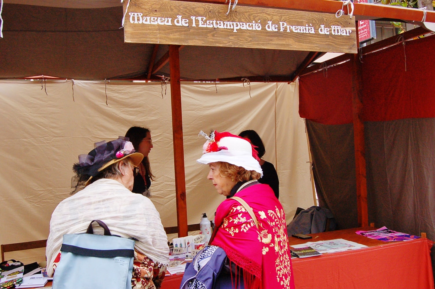 Com a capital mundial per un cap de setmana d'aquesta època de fa més d'un segle, Terrassa compta entre les seves activitats amb una Fira de Ciutats Modernistes al Raval de Montserrat, amb una vintena de municipis, museus i xarxes que arriben fins a Riga (Letònia). D'altra banda, aquest dissabte també va ser l'oportunitat a la plaça de Salvador Espriu per aprendre a treballar com les modistes d'aleshores. I per a conèixer el primer autobús cap a Barcelona del 1906. Tot plegat, acompanyat dels cantaires de la Creu Roja amb les melodies de l'època al carrer Major | Ramon Navarro 