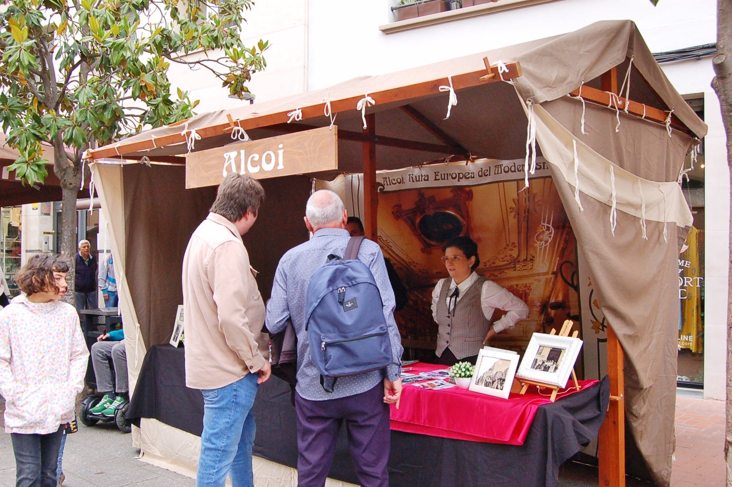 Com a capital mundial per un cap de setmana d'aquesta època de fa més d'un segle, Terrassa compta entre les seves activitats amb una Fira de Ciutats Modernistes al Raval de Montserrat, amb una vintena de municipis, museus i xarxes que arriben fins a Riga (Letònia). D'altra banda, aquest dissabte també va ser l'oportunitat a la plaça de Salvador Espriu per aprendre a treballar com les modistes d'aleshores. I per a conèixer el primer autobús cap a Barcelona del 1906. Tot plegat, acompanyat dels cantaires de la Creu Roja amb les melodies de l'època al carrer Major | Ramon Navarro 