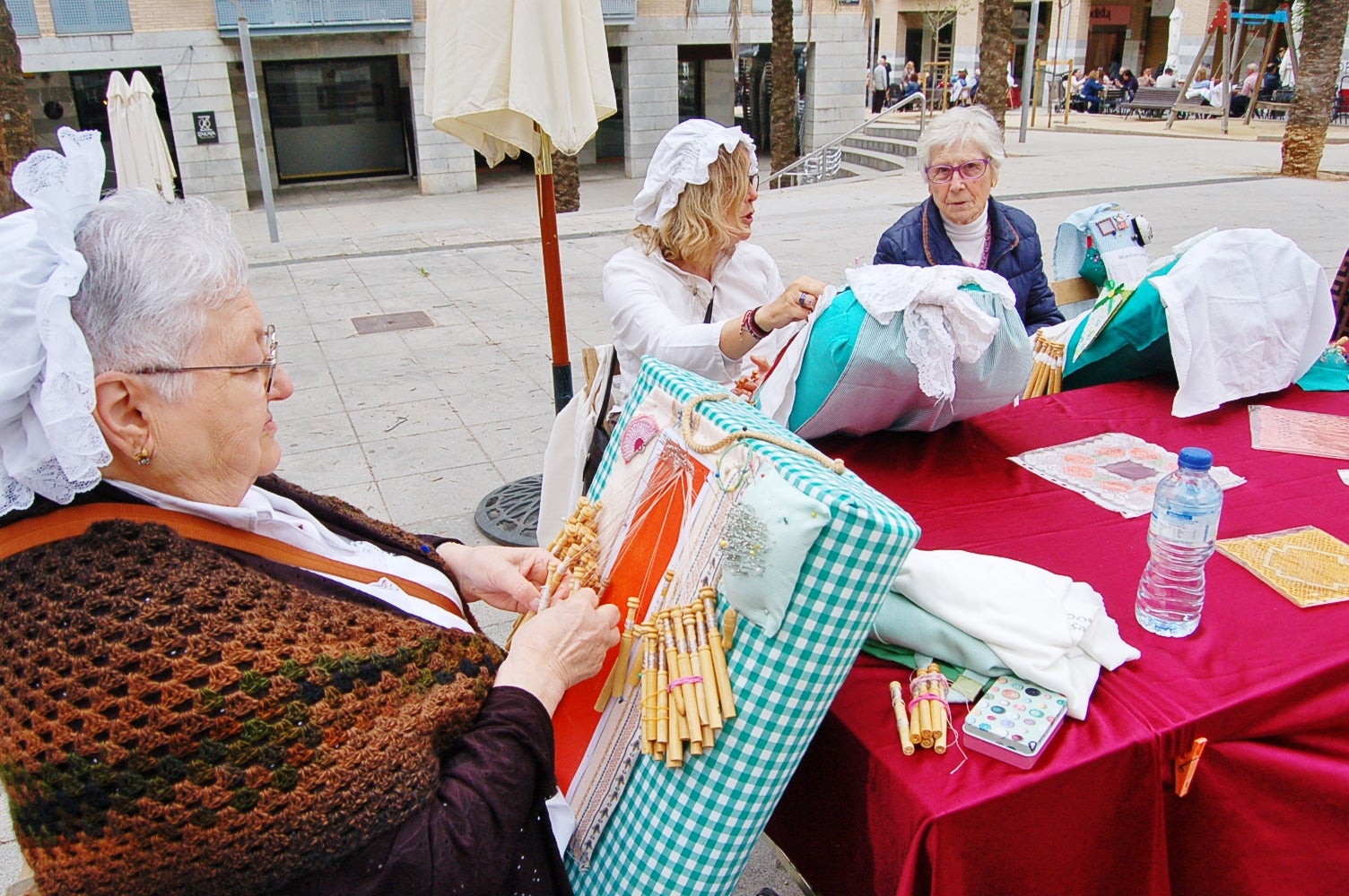 Com a capital mundial per un cap de setmana d'aquesta època de fa més d'un segle, Terrassa compta entre les seves activitats amb una Fira de Ciutats Modernistes al Raval de Montserrat, amb una vintena de municipis, museus i xarxes que arriben fins a Riga (Letònia). D'altra banda, aquest dissabte també va ser l'oportunitat a la plaça de Salvador Espriu per aprendre a treballar com les modistes d'aleshores. I per a conèixer el primer autobús cap a Barcelona del 1906. Tot plegat, acompanyat dels cantaires de la Creu Roja amb les melodies de l'època al carrer Major | Ramon Navarro 