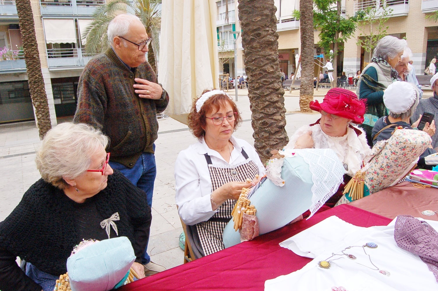 Com a capital mundial per un cap de setmana d'aquesta època de fa més d'un segle, Terrassa compta entre les seves activitats amb una Fira de Ciutats Modernistes al Raval de Montserrat, amb una vintena de municipis, museus i xarxes que arriben fins a Riga (Letònia). D'altra banda, aquest dissabte també va ser l'oportunitat a la plaça de Salvador Espriu per aprendre a treballar com les modistes d'aleshores. I per a conèixer el primer autobús cap a Barcelona del 1906. Tot plegat, acompanyat dels cantaires de la Creu Roja amb les melodies de l'època al carrer Major | Ramon Navarro 