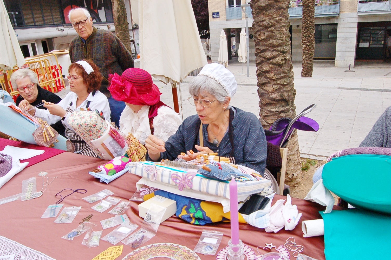 Com a capital mundial per un cap de setmana d'aquesta època de fa més d'un segle, Terrassa compta entre les seves activitats amb una Fira de Ciutats Modernistes al Raval de Montserrat, amb una vintena de municipis, museus i xarxes que arriben fins a Riga (Letònia). D'altra banda, aquest dissabte també va ser l'oportunitat a la plaça de Salvador Espriu per aprendre a treballar com les modistes d'aleshores. I per a conèixer el primer autobús cap a Barcelona del 1906. Tot plegat, acompanyat dels cantaires de la Creu Roja amb les melodies de l'època al carrer Major | Ramon Navarro 
