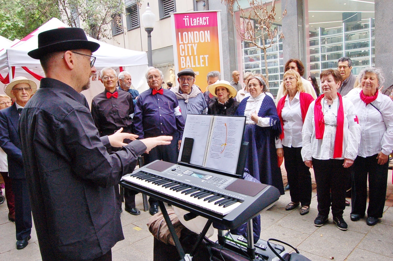 Com a capital mundial per un cap de setmana d'aquesta època de fa més d'un segle, Terrassa compta entre les seves activitats amb una Fira de Ciutats Modernistes al Raval de Montserrat, amb una vintena de municipis, museus i xarxes que arriben fins a Riga (Letònia). D'altra banda, aquest dissabte també va ser l'oportunitat a la plaça de Salvador Espriu per aprendre a treballar com les modistes d'aleshores. I per a conèixer el primer autobús cap a Barcelona del 1906. Tot plegat, acompanyat dels cantaires de la Creu Roja amb les melodies de l'època al carrer Major | Ramon Navarro 