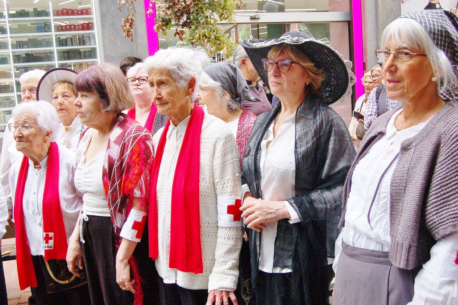 Com a capital mundial per un cap de setmana d'aquesta època de fa més d'un segle, Terrassa compta entre les seves activitats amb una Fira de Ciutats Modernistes al Raval de Montserrat, amb una vintena de municipis, museus i xarxes que arriben fins a Riga (Letònia). D'altra banda, aquest dissabte també va ser l'oportunitat a la plaça de Salvador Espriu per aprendre a treballar com les modistes d'aleshores. I per a conèixer el primer autobús cap a Barcelona del 1906. Tot plegat, acompanyat dels cantaires de la Creu Roja amb les melodies de l'època al carrer Major | Ramon Navarro 