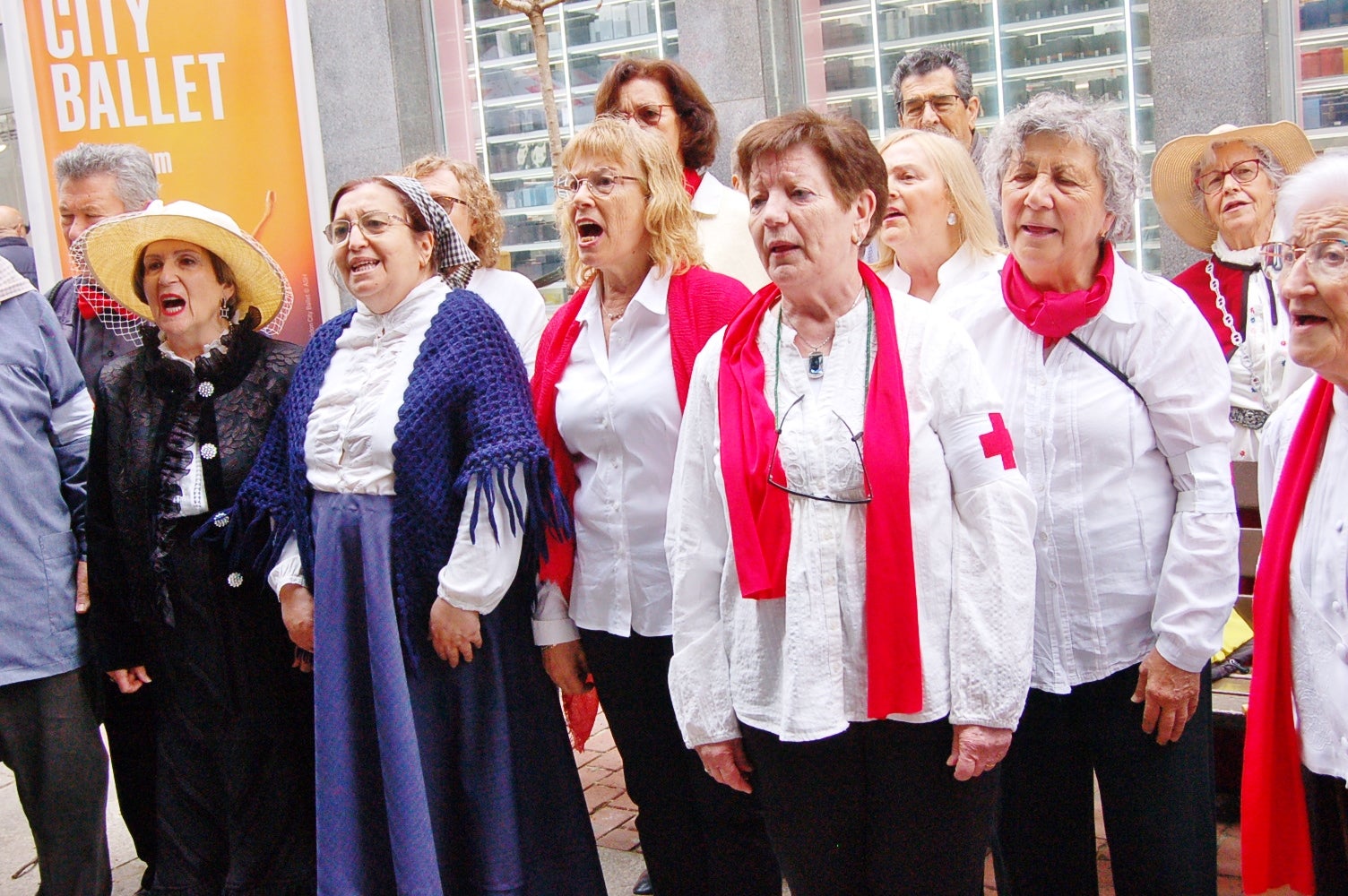 Com a capital mundial per un cap de setmana d'aquesta època de fa més d'un segle, Terrassa compta entre les seves activitats amb una Fira de Ciutats Modernistes al Raval de Montserrat, amb una vintena de municipis, museus i xarxes que arriben fins a Riga (Letònia). D'altra banda, aquest dissabte també va ser l'oportunitat a la plaça de Salvador Espriu per aprendre a treballar com les modistes d'aleshores. I per a conèixer el primer autobús cap a Barcelona del 1906. Tot plegat, acompanyat dels cantaires de la Creu Roja amb les melodies de l'època al carrer Major | Ramon Navarro 