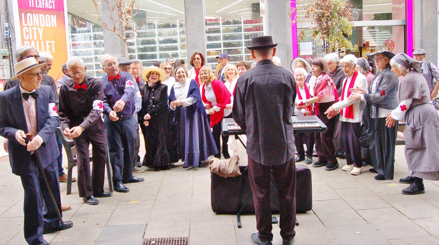 Com a capital mundial per un cap de setmana d'aquesta època de fa més d'un segle, Terrassa compta entre les seves activitats amb una Fira de Ciutats Modernistes al Raval de Montserrat, amb una vintena de municipis, museus i xarxes que arriben fins a Riga (Letònia). D'altra banda, aquest dissabte també va ser l'oportunitat a la plaça de Salvador Espriu per aprendre a treballar com les modistes d'aleshores. I per a conèixer el primer autobús cap a Barcelona del 1906. Tot plegat, acompanyat dels cantaires de la Creu Roja amb les melodies de l'època al carrer Major | Ramon Navarro 
