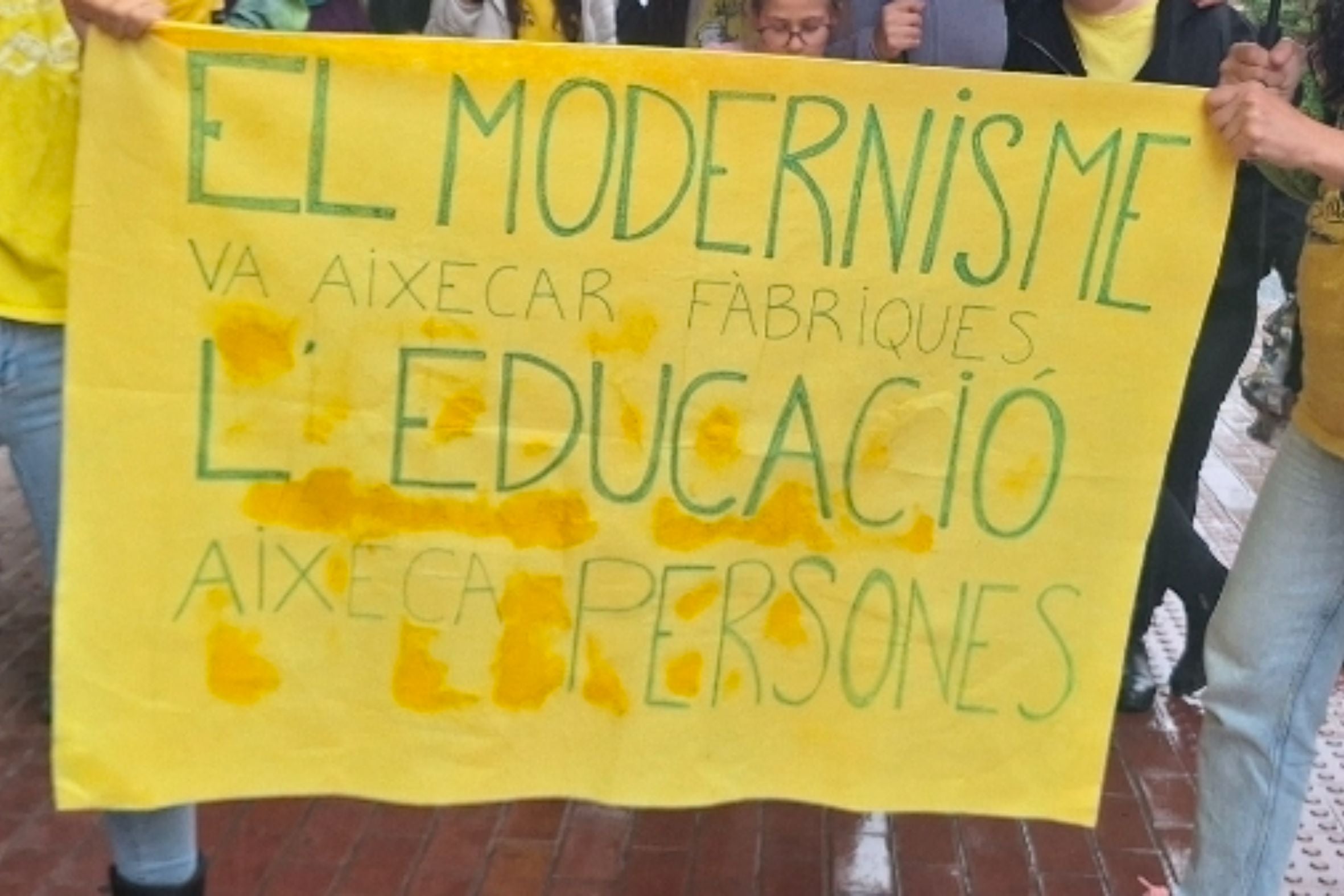 El lema de la manifestació de docents aquest dissabte coincidint amb la Fira Modernista de Terrassa | Assemblea Educativa de Terrassa