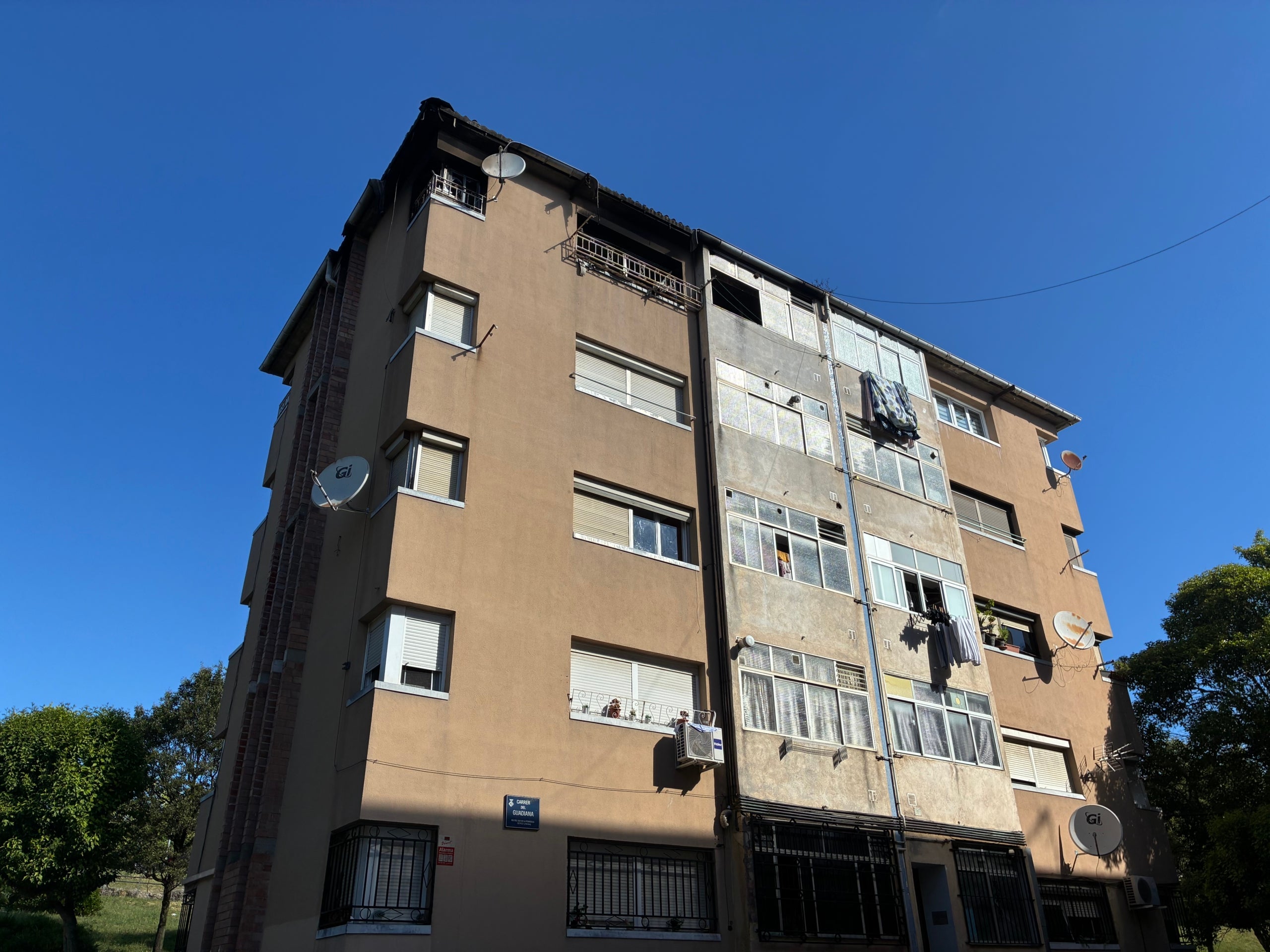 El pis cremat a la quarta planta d'aquest bloc del polígon Guadiana de Terrassa | Vicenç Batalla