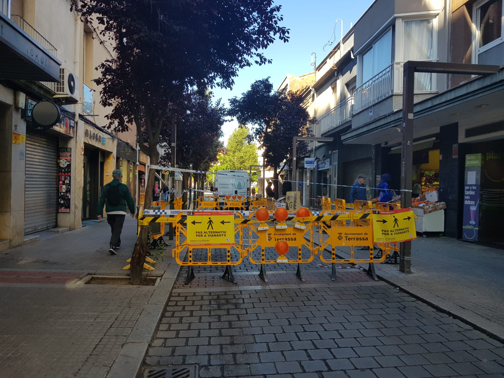 El carrer de Gutenberg ha quedat tallat al trànsit per l'aparició d'un esvoranc | Lluïsa Tarrida