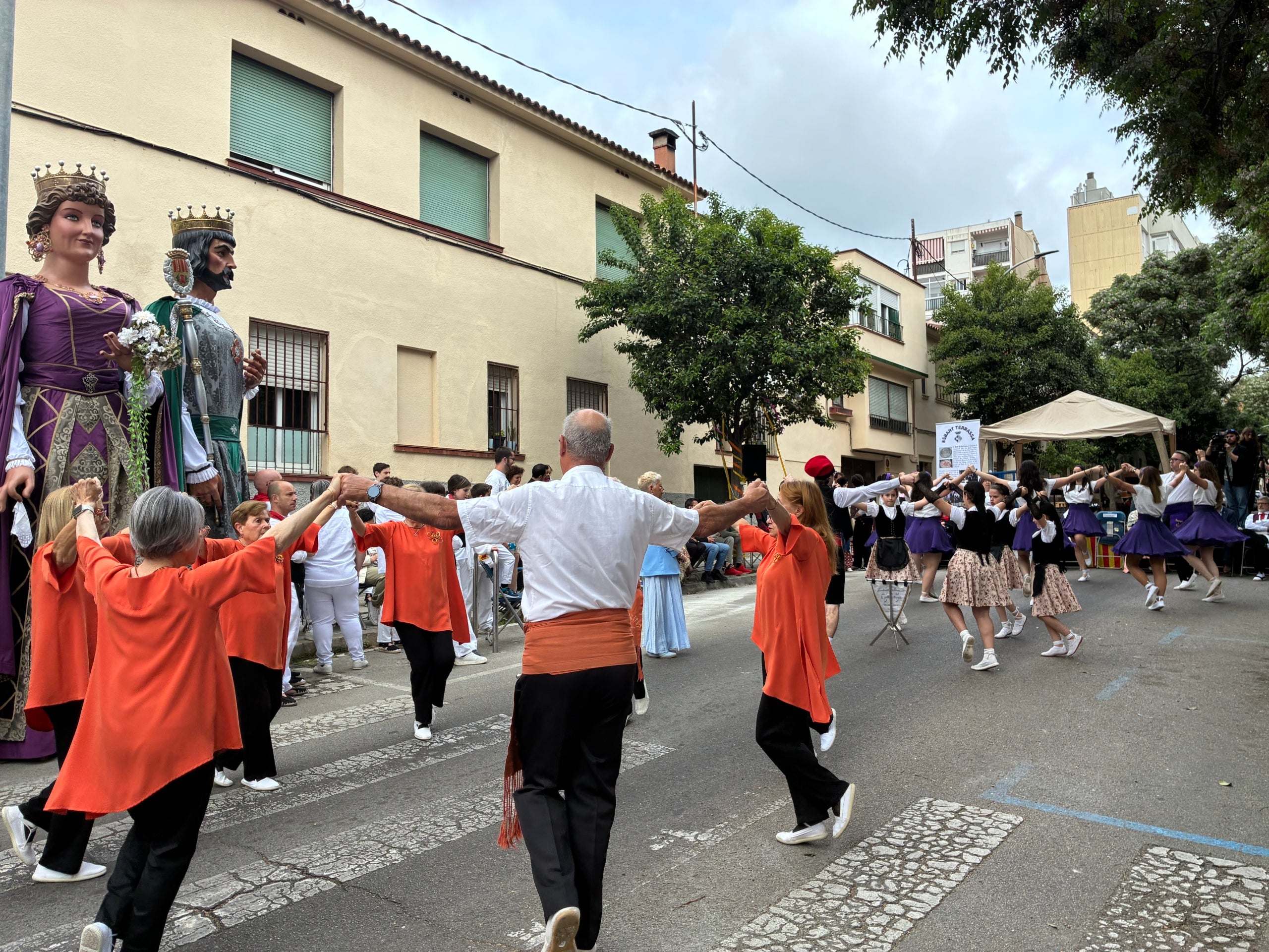 Fidel a la seva cita anual des del 1985, l'Esbart Terrassa ha tornat a ser l'amfitrió aquest 3 de maig de la Festa de la Santa Creu i l'Arbre de Maig a la Sagrada Família, omplint el carrer de Faraday d'actuacions de cultura popular. Hi eren a la vegada la Colla Sardanista Amunt i Crits, els Geganters de Terrassa, el Gegant Panxut de l'Escola El Cim, els Bastoners de Sant Pere, el Drac Baluk de Ca n'Aurell, el Grup de Diables de La Maurina, el col·lectiu Treure Ball i animant tothom a dansar, incloses les autoritats municipals, el grup Musikària. Els padrins de la festa aquest any han estat la Glòria Ferrer Novials i el Joan Manel Bach Lladó. S'ha tancat amb el tradicional Ball de la Coca de Ca n'Aurell i mossèn Joan Làzaro ha beneït la Creu de Terme abans de la celebració eucarística i el ball dels Gegants de Terrassa amb una nova benedicció dels Pans de la Santa Creu | Vicenç Batalla