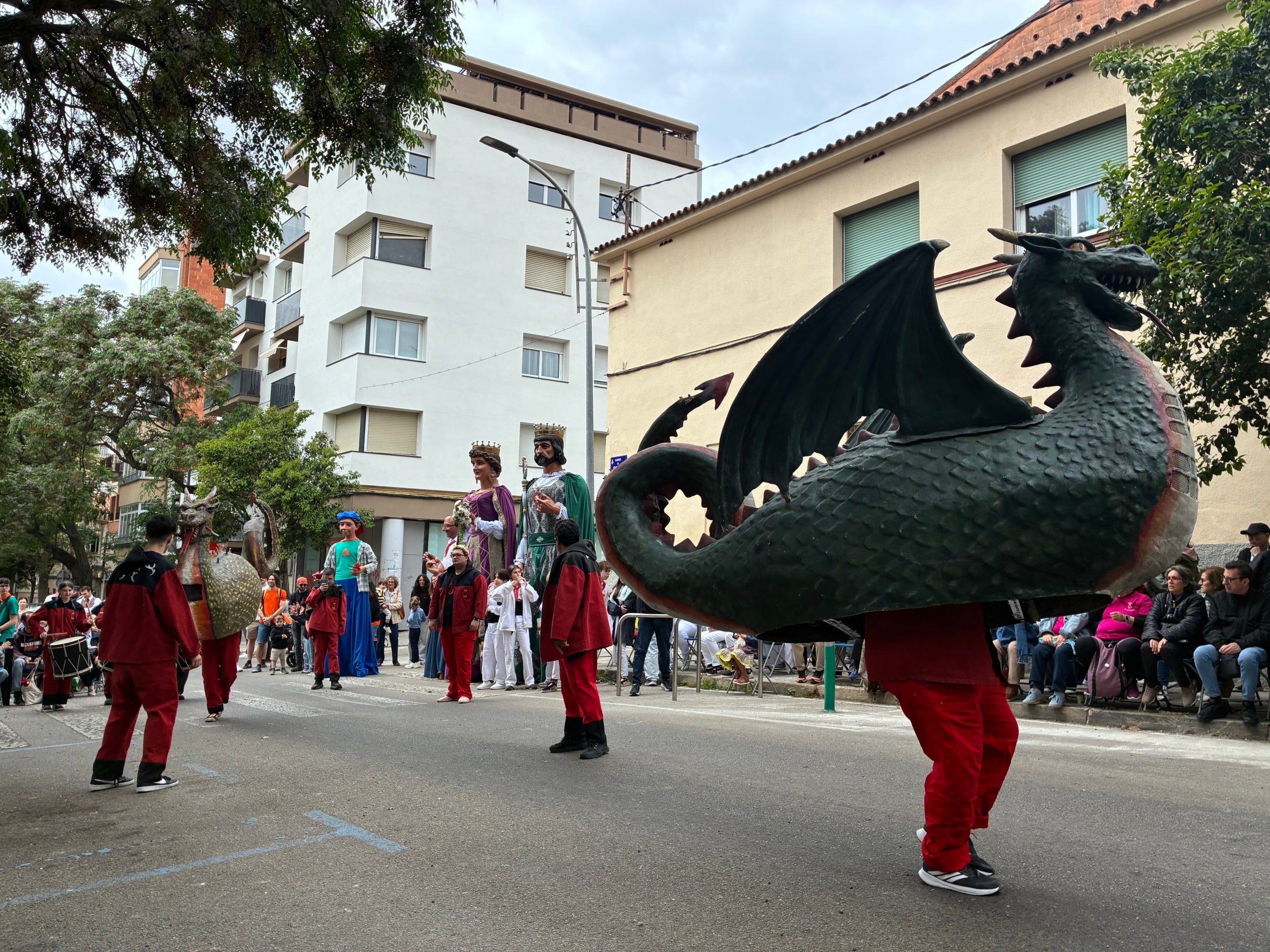 Fidel a la seva cita anual des del 1985, l'Esbart Terrassa ha tornat a ser l'amfitrió aquest 3 de maig de la Festa de la Santa Creu i l'Arbre de Maig a la Sagrada Família, omplint el carrer de Faraday d'actuacions de cultura popular. Hi eren a la vegada la Colla Sardanista Amunt i Crits, els Geganters de Terrassa, el Gegant Panxut de l'Escola El Cim, els Bastoners de Sant Pere, el Drac Baluk de Ca n'Aurell, el Grup de Diables de La Maurina, el col·lectiu Treure Ball i animant tothom a dansar, incloses les autoritats municipals, el grup Musikària. Els padrins de la festa aquest any han estat la Glòria Ferrer Novials i el Joan Manel Bach Lladó. S'ha tancat amb el tradicional Ball de la Coca de Ca n'Aurell i mossèn Joan Làzaro ha beneït la Creu de Terme abans de la celebració eucarística i el ball dels Gegants de Terrassa amb una nova benedicció dels Pans de la Santa Creu | Vicenç Batalla