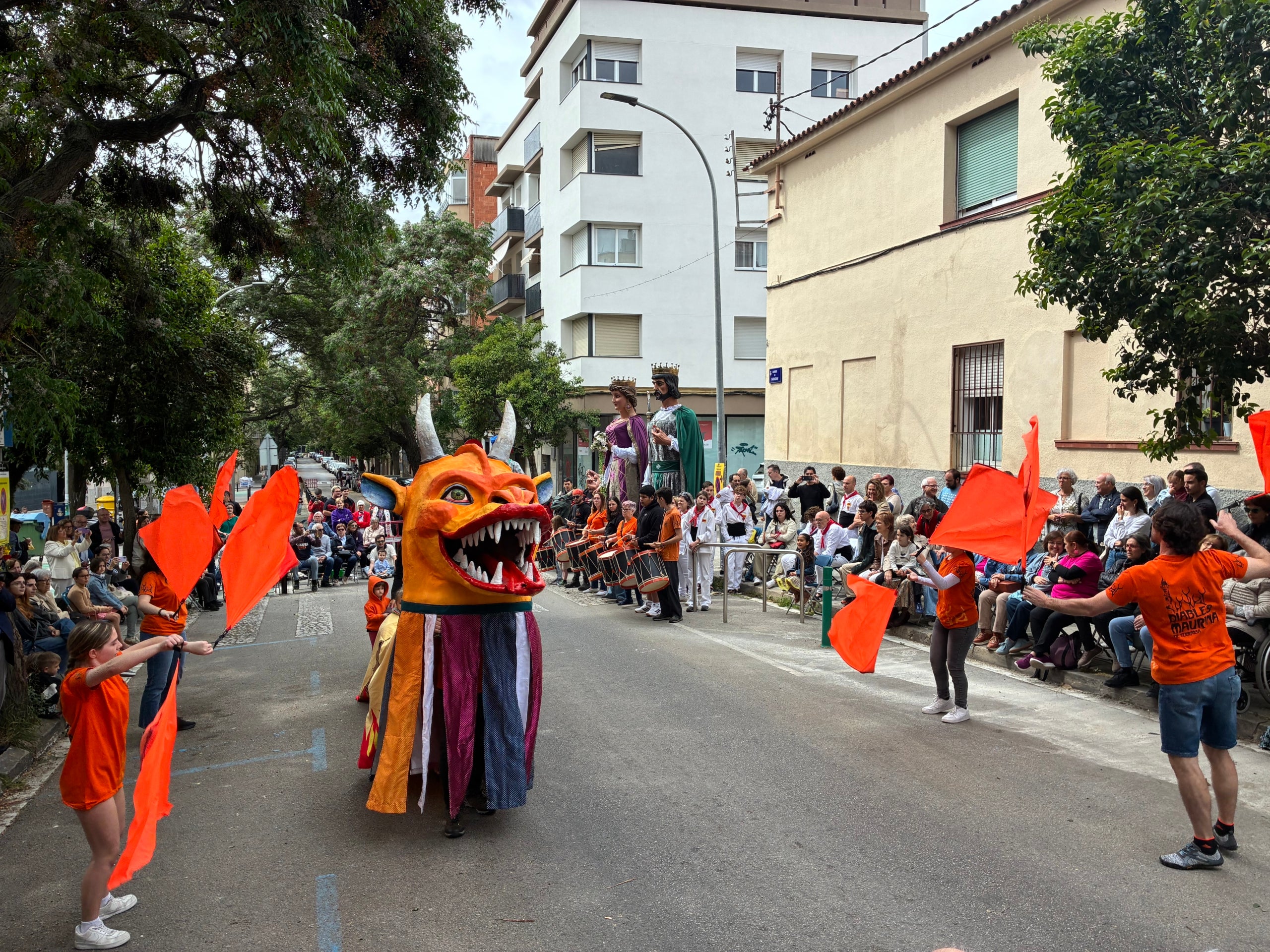 Fidel a la seva cita anual des del 1985, l'Esbart Terrassa ha tornat a ser l'amfitrió aquest 3 de maig de la Festa de la Santa Creu i l'Arbre de Maig a la Sagrada Família, omplint el carrer de Faraday d'actuacions de cultura popular. Hi eren a la vegada la Colla Sardanista Amunt i Crits, els Geganters de Terrassa, el Gegant Panxut de l'Escola El Cim, els Bastoners de Sant Pere, el Drac Baluk de Ca n'Aurell, el Grup de Diables de La Maurina, el col·lectiu Treure Ball i animant tothom a dansar, incloses les autoritats municipals, el grup Musikària. Els padrins de la festa aquest any han estat la Glòria Ferrer Novials i el Joan Manel Bach Lladó. S'ha tancat amb el tradicional Ball de la Coca de Ca n'Aurell i mossèn Joan Làzaro ha beneït la Creu de Terme abans de la celebració eucarística i el ball dels Gegants de Terrassa amb una nova benedicció dels Pans de la Santa Creu | Vicenç Batalla