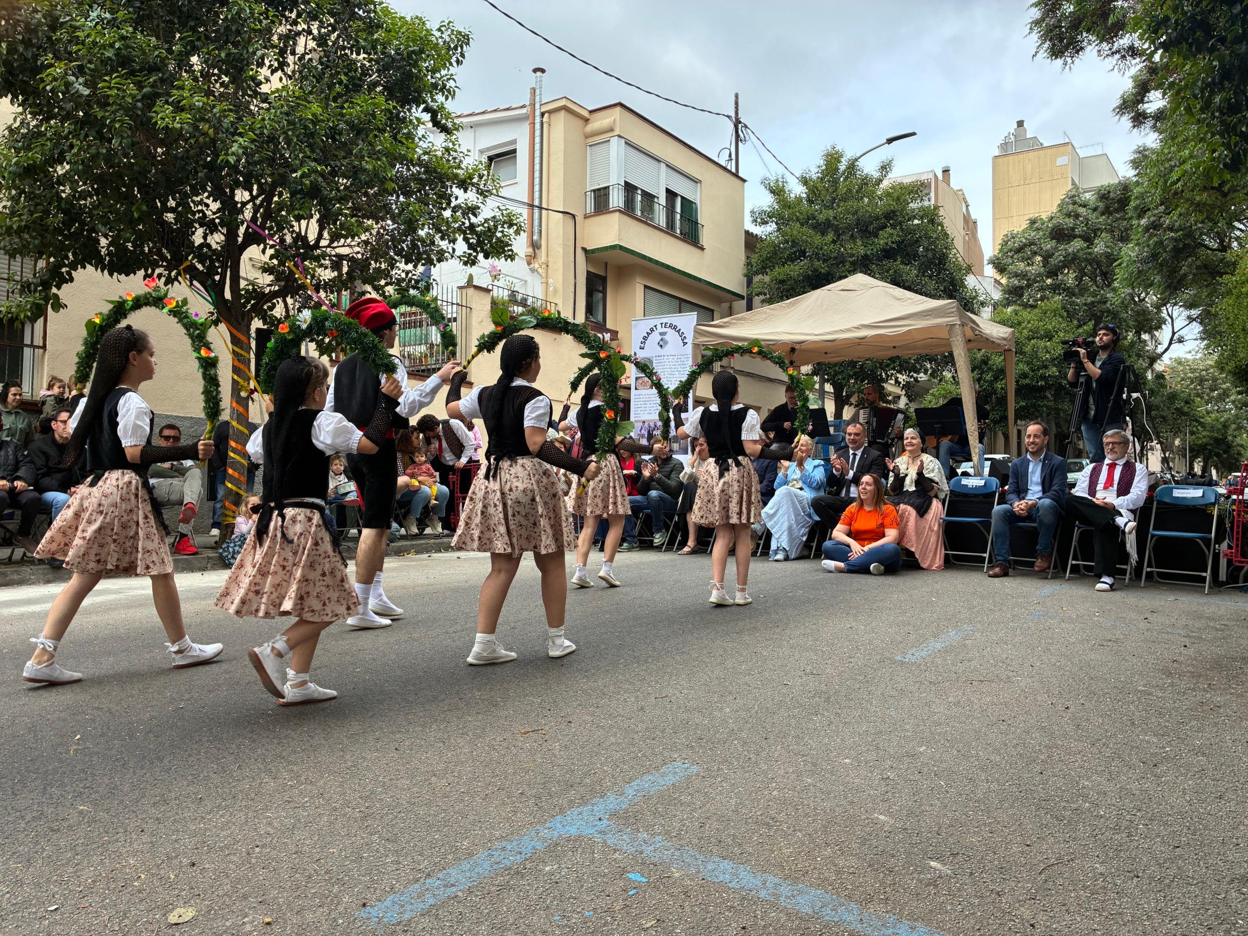 Fidel a la seva cita anual des del 1985, l'Esbart Terrassa ha tornat a ser l'amfitrió aquest 3 de maig de la Festa de la Santa Creu i l'Arbre de Maig a la Sagrada Família, omplint el carrer de Faraday d'actuacions de cultura popular. Hi eren a la vegada la Colla Sardanista Amunt i Crits, els Geganters de Terrassa, el Gegant Panxut de l'Escola El Cim, els Bastoners de Sant Pere, el Drac Baluk de Ca n'Aurell, el Grup de Diables de La Maurina, el col·lectiu Treure Ball i animant tothom a dansar, incloses les autoritats municipals, el grup Musikària. Els padrins de la festa aquest any han estat la Glòria Ferrer Novials i el Joan Manel Bach Lladó. S'ha tancat amb el tradicional Ball de la Coca de Ca n'Aurell i mossèn Joan Làzaro ha beneït la Creu de Terme abans de la celebració eucarística i el ball dels Gegants de Terrassa amb una nova benedicció dels Pans de la Santa Creu | Vicenç Batalla