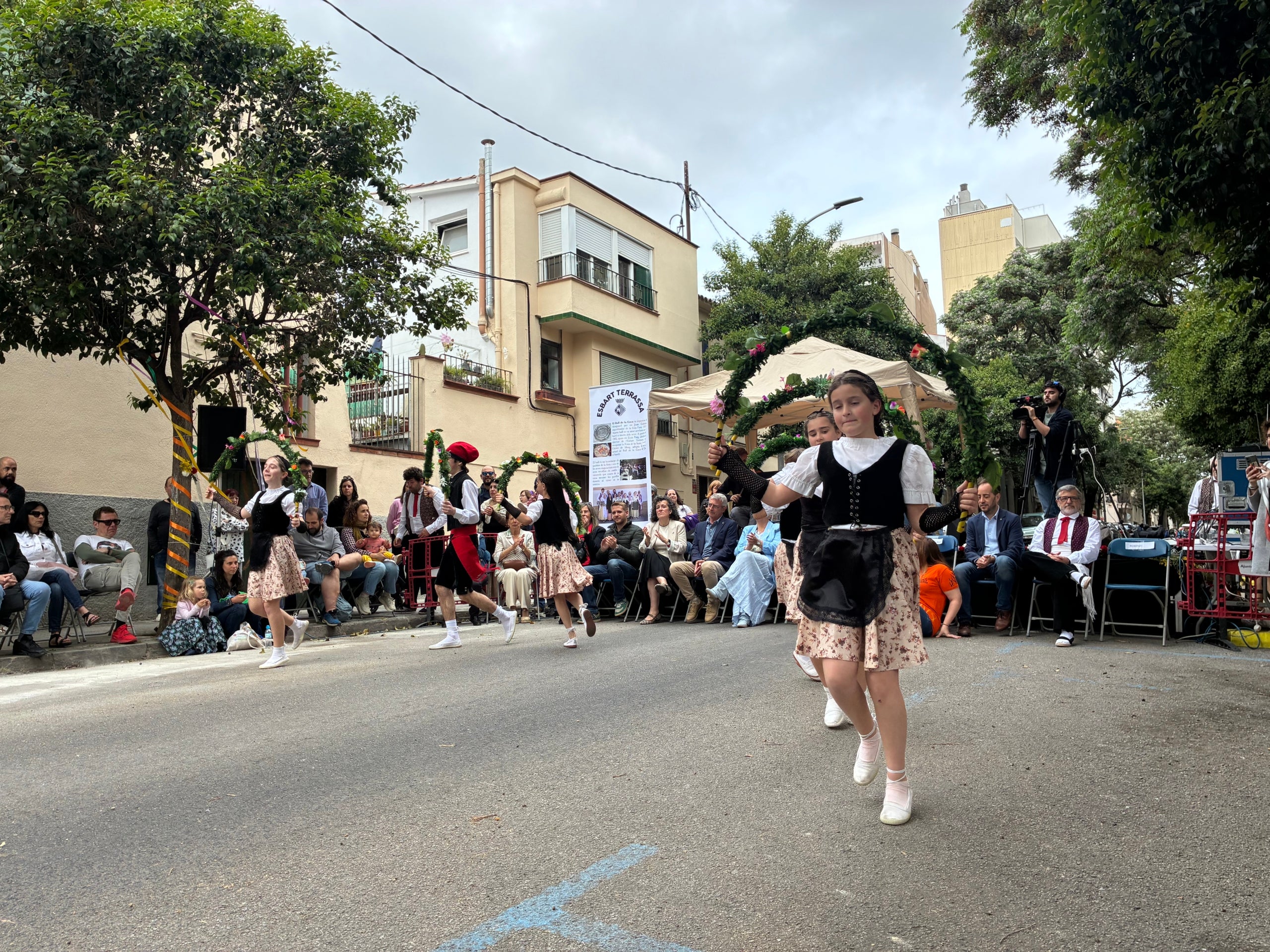 Fidel a la seva cita anual des del 1985, l'Esbart Terrassa ha tornat a ser l'amfitrió aquest 3 de maig de la Festa de la Santa Creu i l'Arbre de Maig a la Sagrada Família, omplint el carrer de Faraday d'actuacions de cultura popular. Hi eren a la vegada la Colla Sardanista Amunt i Crits, els Geganters de Terrassa, el Gegant Panxut de l'Escola El Cim, els Bastoners de Sant Pere, el Drac Baluk de Ca n'Aurell, el Grup de Diables de La Maurina, el col·lectiu Treure Ball i animant tothom a dansar, incloses les autoritats municipals, el grup Musikària. Els padrins de la festa aquest any han estat la Glòria Ferrer Novials i el Joan Manel Bach Lladó. S'ha tancat amb el tradicional Ball de la Coca de Ca n'Aurell i mossèn Joan Làzaro ha beneït la Creu de Terme abans de la celebració eucarística i el ball dels Gegants de Terrassa amb una nova benedicció dels Pans de la Santa Creu | Vicenç Batalla