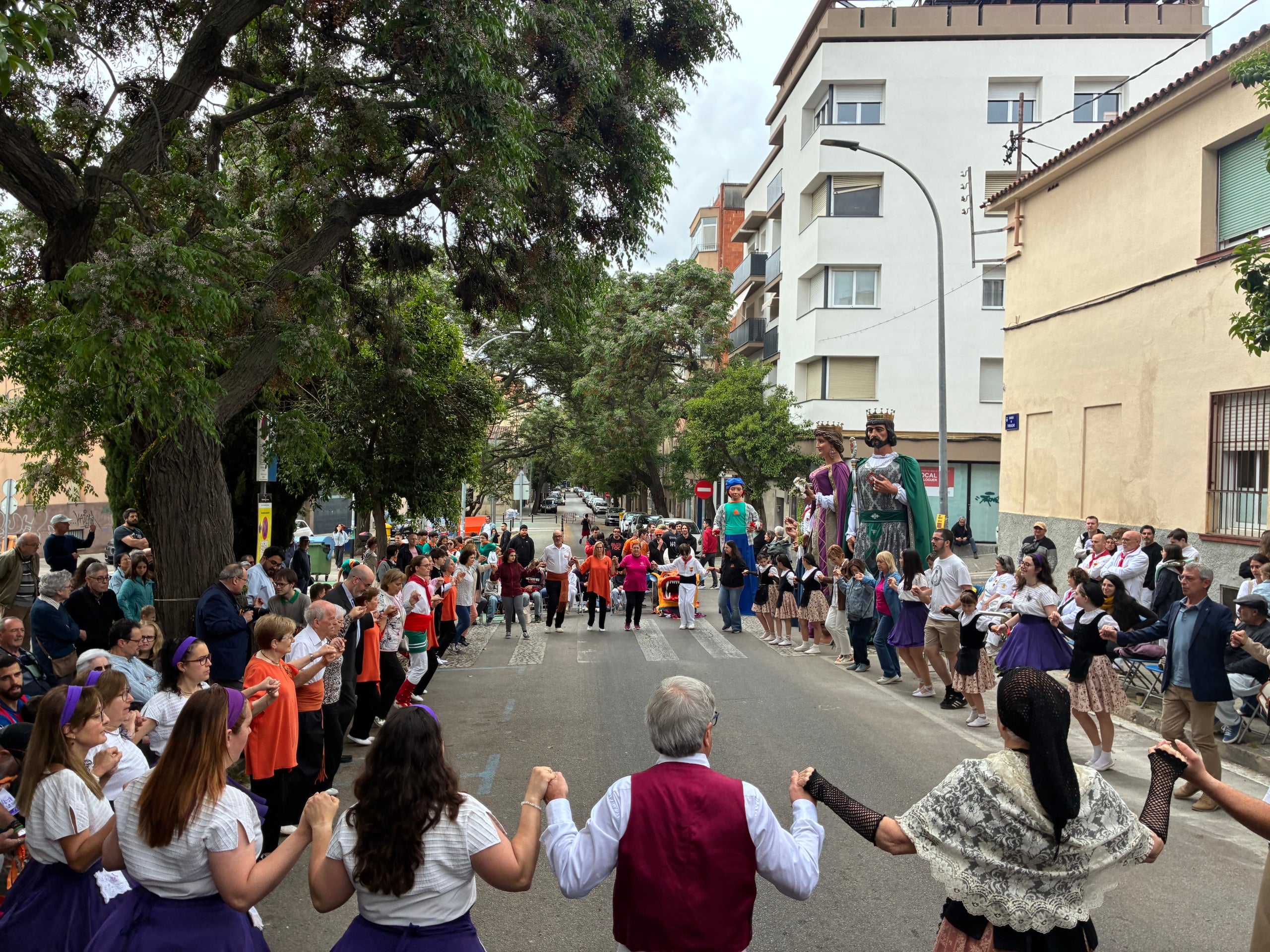 Fidel a la seva cita anual des del 1985, l'Esbart Terrassa ha tornat a ser l'amfitrió aquest 3 de maig de la Festa de la Santa Creu i l'Arbre de Maig a la Sagrada Família, omplint el carrer de Faraday d'actuacions de cultura popular. Hi eren a la vegada la Colla Sardanista Amunt i Crits, els Geganters de Terrassa, el Gegant Panxut de l'Escola El Cim, els Bastoners de Sant Pere, el Drac Baluk de Ca n'Aurell, el Grup de Diables de La Maurina, el col·lectiu Treure Ball i animant tothom a dansar, incloses les autoritats municipals, el grup Musikària. Els padrins de la festa aquest any han estat la Glòria Ferrer Novials i el Joan Manel Bach Lladó. S'ha tancat amb el tradicional Ball de la Coca de Ca n'Aurell i mossèn Joan Làzaro ha beneït la Creu de Terme abans de la celebració eucarística i el ball dels Gegants de Terrassa amb una nova benedicció dels Pans de la Santa Creu | Vicenç Batalla