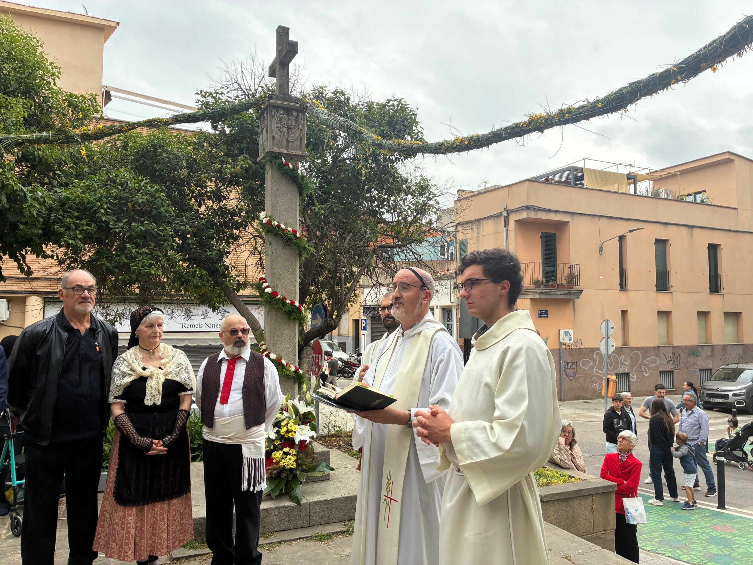 Fidel a la seva cita anual des del 1985, l'Esbart Terrassa ha tornat a ser l'amfitrió aquest 3 de maig de la Festa de la Santa Creu i l'Arbre de Maig a la Sagrada Família, omplint el carrer de Faraday d'actuacions de cultura popular. Hi eren a la vegada la Colla Sardanista Amunt i Crits, els Geganters de Terrassa, el Gegant Panxut de l'Escola El Cim, els Bastoners de Sant Pere, el Drac Baluk de Ca n'Aurell, el Grup de Diables de La Maurina, el col·lectiu Treure Ball i animant tothom a dansar, incloses les autoritats municipals, el grup Musikària. Els padrins de la festa aquest any han estat la Glòria Ferrer Novials i el Joan Manel Bach Lladó. S'ha tancat amb el tradicional Ball de la Coca de Ca n'Aurell i mossèn Joan Làzaro ha beneït la Creu de Terme abans de la celebració eucarística i el ball dels Gegants de Terrassa amb una nova benedicció dels Pans de la Santa Creu | Vicenç Batalla