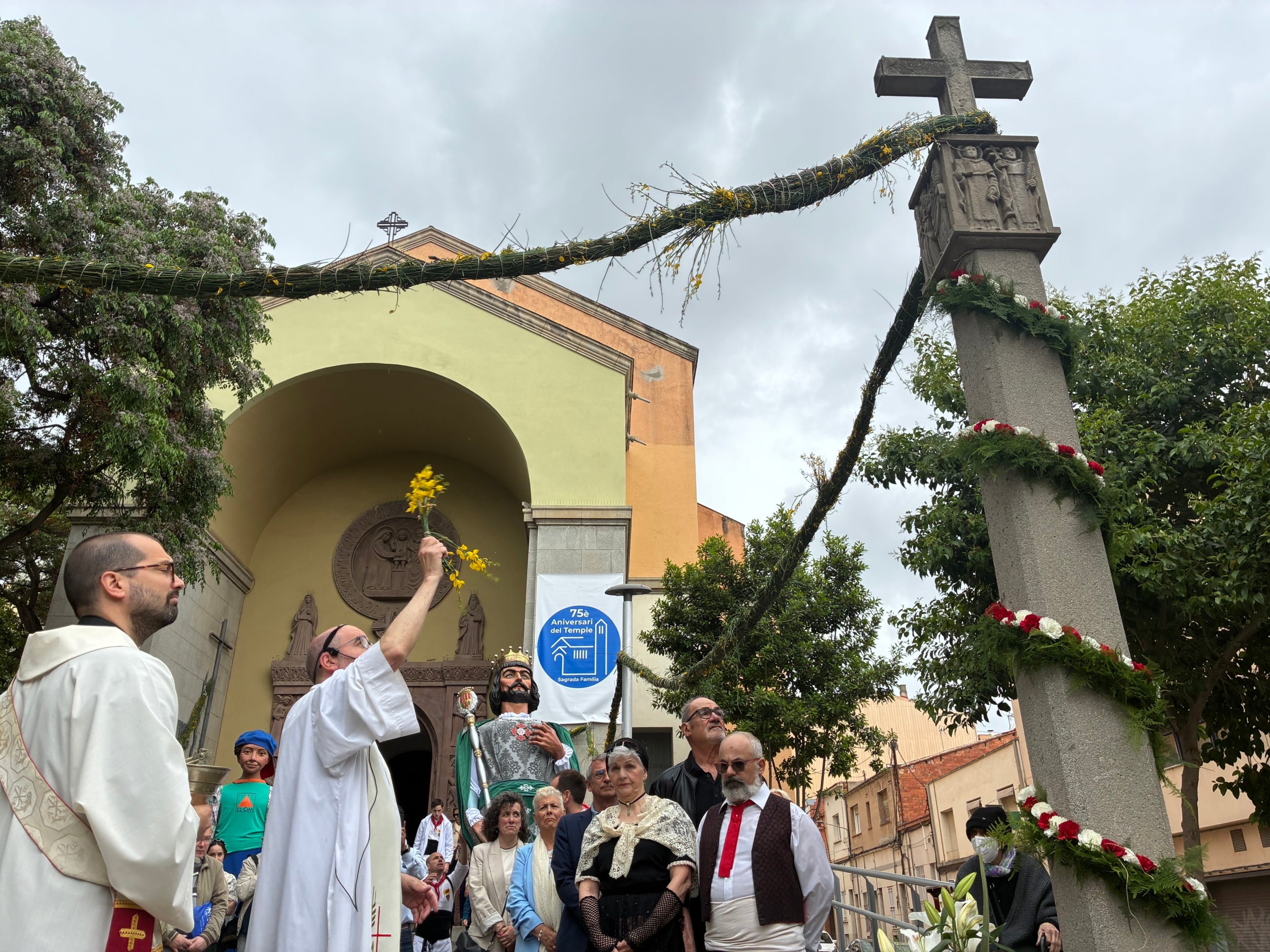 Fidel a la seva cita anual des del 1985, l'Esbart Terrassa ha tornat a ser l'amfitrió aquest 3 de maig de la Festa de la Santa Creu i l'Arbre de Maig a la Sagrada Família, omplint el carrer de Faraday d'actuacions de cultura popular. Hi eren a la vegada la Colla Sardanista Amunt i Crits, els Geganters de Terrassa, el Gegant Panxut de l'Escola El Cim, els Bastoners de Sant Pere, el Drac Baluk de Ca n'Aurell, el Grup de Diables de La Maurina, el col·lectiu Treure Ball i animant tothom a dansar, incloses les autoritats municipals, el grup Musikària. Els padrins de la festa aquest any han estat la Glòria Ferrer Novials i el Joan Manel Bach Lladó. S'ha tancat amb el tradicional Ball de la Coca de Ca n'Aurell i mossèn Joan Làzaro ha beneït la Creu de Terme abans de la celebració eucarística i el ball dels Gegants de Terrassa amb una nova benedicció dels Pans de la Santa Creu | Vicenç Batalla