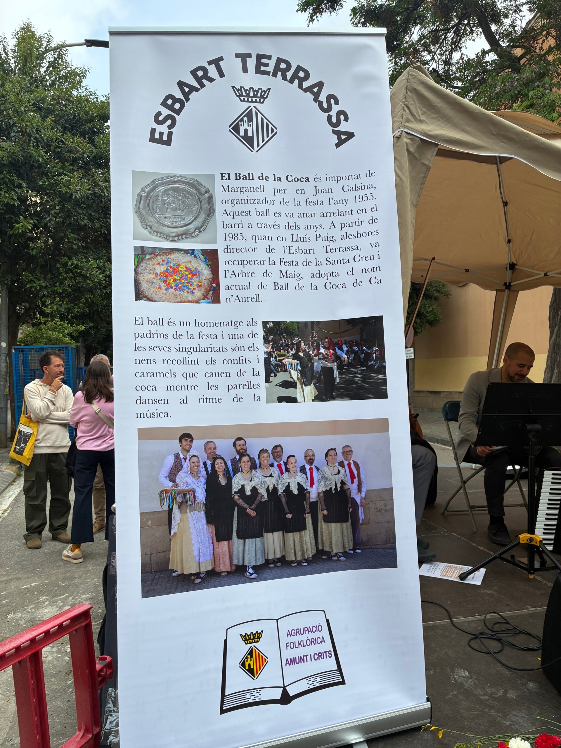 Fidel a la seva cita anual des del 1985, l'Esbart Terrassa ha tornat a ser l'amfitrió aquest 3 de maig de la Festa de la Santa Creu i l'Arbre de Maig a la Sagrada Família, omplint el carrer de Faraday d'actuacions de cultura popular. Hi eren a la vegada la Colla Sardanista Amunt i Crits, els Geganters de Terrassa, el Gegant Panxut de l'Escola El Cim, els Bastoners de Sant Pere, el Drac Baluk de Ca n'Aurell, el Grup de Diables de La Maurina, el col·lectiu Treure Ball i animant tothom a dansar, incloses les autoritats municipals, el grup Musikària. Els padrins de la festa aquest any han estat la Glòria Ferrer Novials i el Joan Manel Bach Lladó. S'ha tancat amb el tradicional Ball de la Coca de Ca n'Aurell i mossèn Joan Làzaro ha beneït la Creu de Terme abans de la celebració eucarística i el ball dels Gegants de Terrassa amb una nova benedicció dels Pans de la Santa Creu | Vicenç Batalla