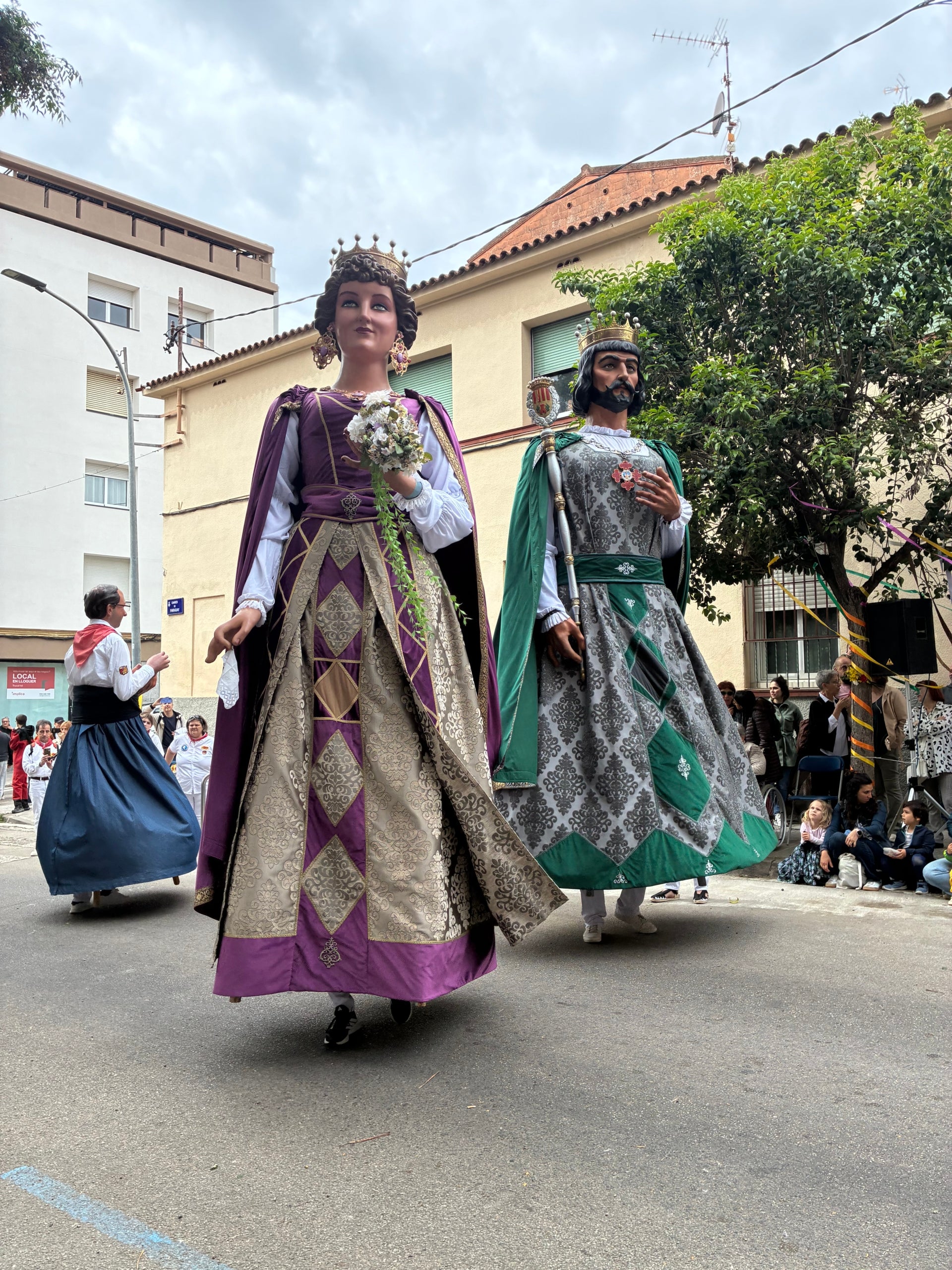 Fidel a la seva cita anual des del 1985, l'Esbart Terrassa ha tornat a ser l'amfitrió aquest 3 de maig de la Festa de la Santa Creu i l'Arbre de Maig a la Sagrada Família, omplint el carrer de Faraday d'actuacions de cultura popular. Hi eren a la vegada la Colla Sardanista Amunt i Crits, els Geganters de Terrassa, el Gegant Panxut de l'Escola El Cim, els Bastoners de Sant Pere, el Drac Baluk de Ca n'Aurell, el Grup de Diables de La Maurina, el col·lectiu Treure Ball i animant tothom a dansar, incloses les autoritats municipals, el grup Musikària. Els padrins de la festa aquest any han estat la Glòria Ferrer Novials i el Joan Manel Bach Lladó. S'ha tancat amb el tradicional Ball de la Coca de Ca n'Aurell i mossèn Joan Làzaro ha beneït la Creu de Terme abans de la celebració eucarística i el ball dels Gegants de Terrassa amb una nova benedicció dels Pans de la Santa Creu | Vicenç Batalla