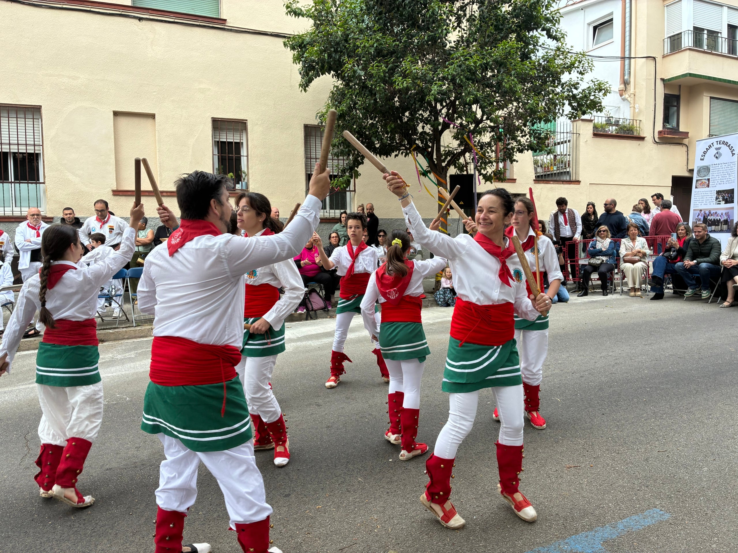 Fidel a la seva cita anual des del 1985, l'Esbart Terrassa ha tornat a ser l'amfitrió aquest 3 de maig de la Festa de la Santa Creu i l'Arbre de Maig a la Sagrada Família, omplint el carrer de Faraday d'actuacions de cultura popular. Hi eren a la vegada la Colla Sardanista Amunt i Crits, els Geganters de Terrassa, el Gegant Panxut de l'Escola El Cim, els Bastoners de Sant Pere, el Drac Baluk de Ca n'Aurell, el Grup de Diables de La Maurina, el col·lectiu Treure Ball i animant tothom a dansar, incloses les autoritats municipals, el grup Musikària. Els padrins de la festa aquest any han estat la Glòria Ferrer Novials i el Joan Manel Bach Lladó. S'ha tancat amb el tradicional Ball de la Coca de Ca n'Aurell i mossèn Joan Làzaro ha beneït la Creu de Terme abans de la celebració eucarística i el ball dels Gegants de Terrassa amb una nova benedicció dels Pans de la Santa Creu | Vicenç Batalla