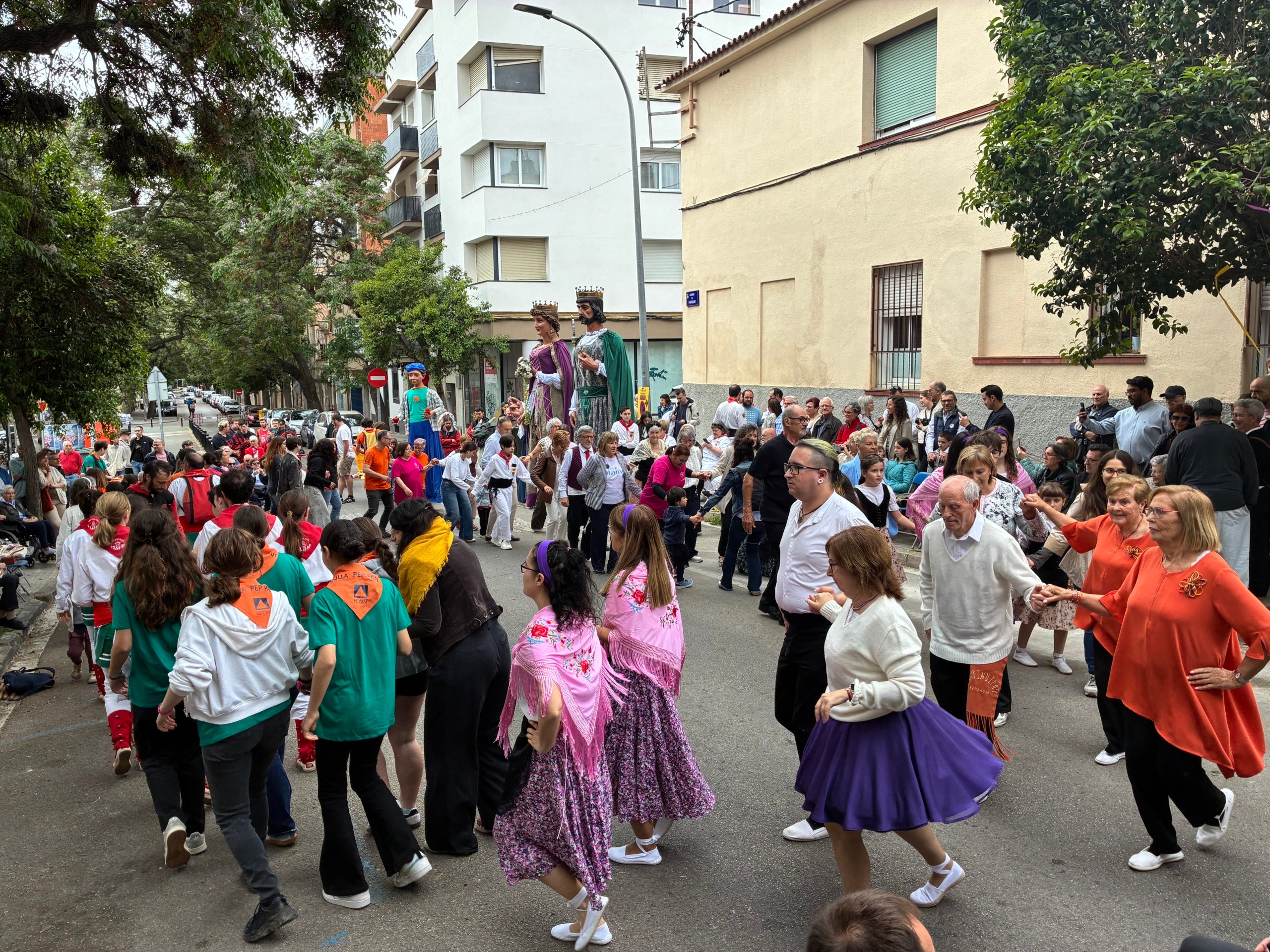 Fidel a la seva cita anual des del 1985, l'Esbart Terrassa ha tornat a ser l'amfitrió aquest 3 de maig de la Festa de la Santa Creu i l'Arbre de Maig a la Sagrada Família, omplint el carrer de Faraday d'actuacions de cultura popular. Hi eren a la vegada la Colla Sardanista Amunt i Crits, els Geganters de Terrassa, el Gegant Panxut de l'Escola El Cim, els Bastoners de Sant Pere, el Drac Baluk de Ca n'Aurell, el Grup de Diables de La Maurina, el col·lectiu Treure Ball i animant tothom a dansar, incloses les autoritats municipals, el grup Musikària. Els padrins de la festa aquest any han estat la Glòria Ferrer Novials i el Joan Manel Bach Lladó. S'ha tancat amb el tradicional Ball de la Coca de Ca n'Aurell i mossèn Joan Làzaro ha beneït la Creu de Terme abans de la celebració eucarística i el ball dels Gegants de Terrassa amb una nova benedicció dels Pans de la Santa Creu | Vicenç Batalla