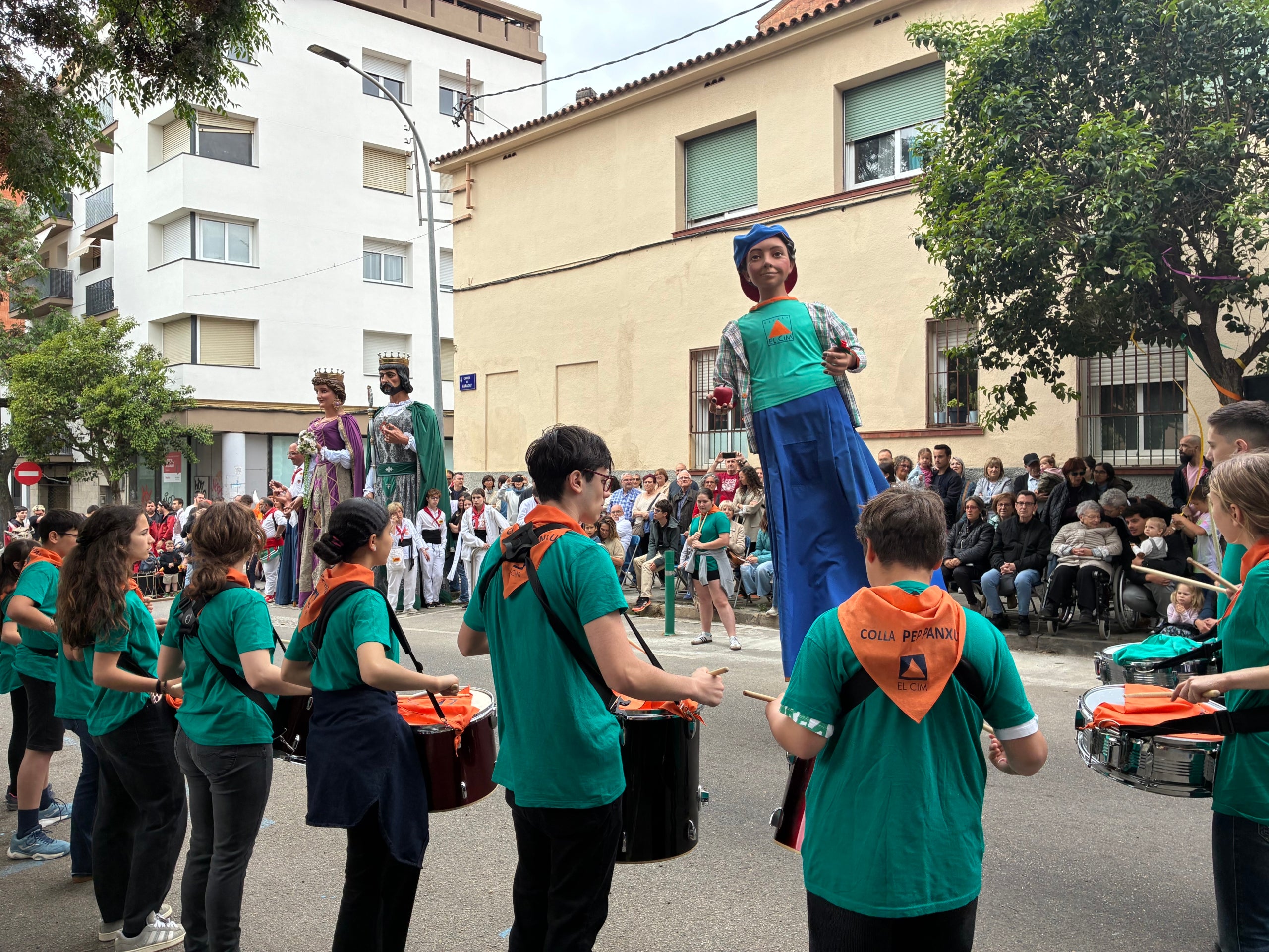 Fidel a la seva cita anual des del 1985, l'Esbart Terrassa ha tornat a ser l'amfitrió aquest 3 de maig de la Festa de la Santa Creu i l'Arbre de Maig a la Sagrada Família, omplint el carrer de Faraday d'actuacions de cultura popular. Hi eren a la vegada la Colla Sardanista Amunt i Crits, els Geganters de Terrassa, el Gegant Panxut de l'Escola El Cim, els Bastoners de Sant Pere, el Drac Baluk de Ca n'Aurell, el Grup de Diables de La Maurina, el col·lectiu Treure Ball i animant tothom a dansar, incloses les autoritats municipals, el grup Musikària. Els padrins de la festa aquest any han estat la Glòria Ferrer Novials i el Joan Manel Bach Lladó. S'ha tancat amb el tradicional Ball de la Coca de Ca n'Aurell i mossèn Joan Làzaro ha beneït la Creu de Terme abans de la celebració eucarística i el ball dels Gegants de Terrassa amb una nova benedicció dels Pans de la Santa Creu | Vicenç Batalla