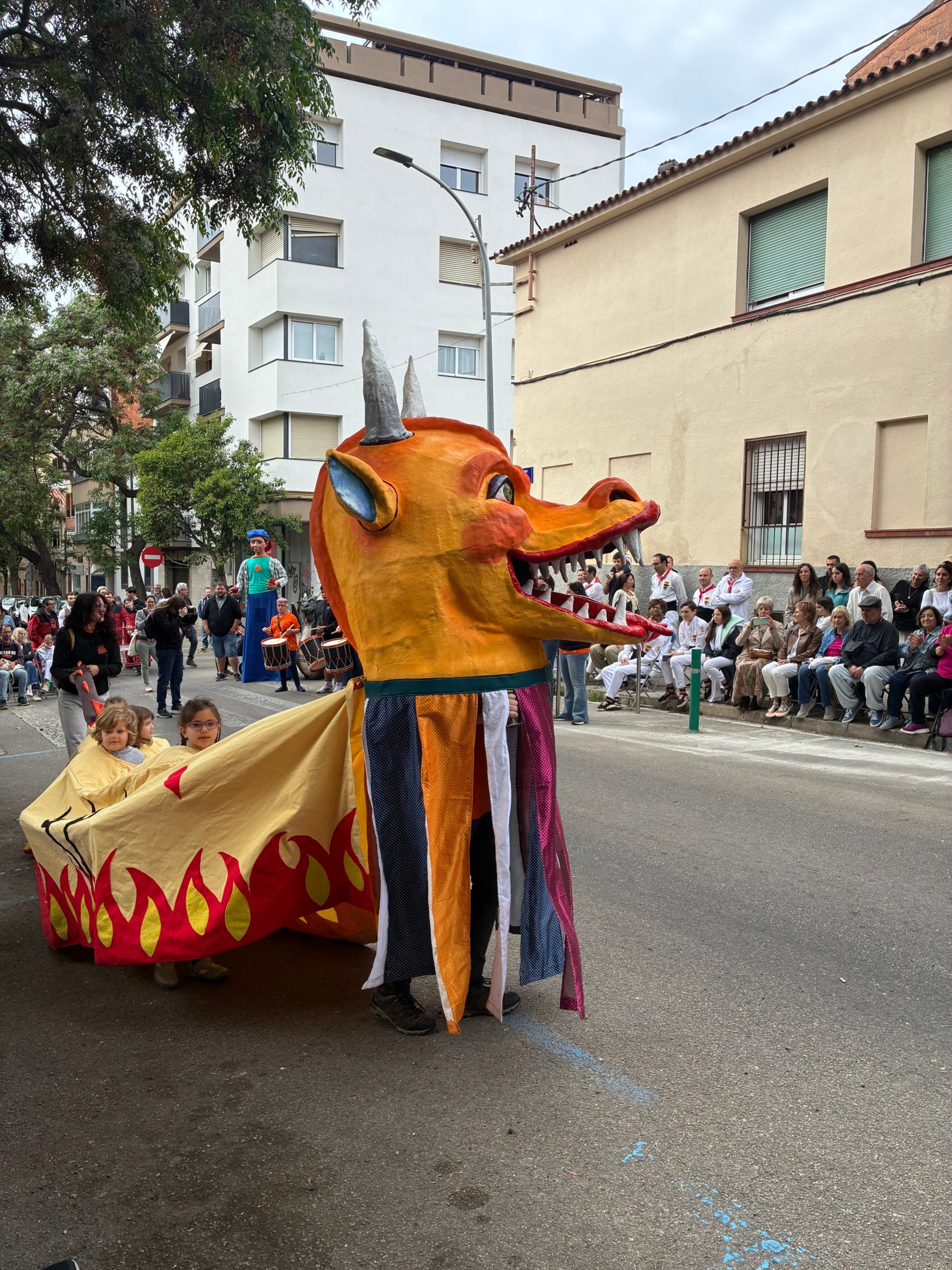 Fidel a la seva cita anual des del 1985, l'Esbart Terrassa ha tornat a ser l'amfitrió aquest 3 de maig de la Festa de la Santa Creu i l'Arbre de Maig a la Sagrada Família, omplint el carrer de Faraday d'actuacions de cultura popular. Hi eren a la vegada la Colla Sardanista Amunt i Crits, els Geganters de Terrassa, el Gegant Panxut de l'Escola El Cim, els Bastoners de Sant Pere, el Drac Baluk de Ca n'Aurell, el Grup de Diables de La Maurina, el col·lectiu Treure Ball i animant tothom a dansar, incloses les autoritats municipals, el grup Musikària. Els padrins de la festa aquest any han estat la Glòria Ferrer Novials i el Joan Manel Bach Lladó. S'ha tancat amb el tradicional Ball de la Coca de Ca n'Aurell i mossèn Joan Làzaro ha beneït la Creu de Terme abans de la celebració eucarística i el ball dels Gegants de Terrassa amb una nova benedicció dels Pans de la Santa Creu | Vicenç Batalla