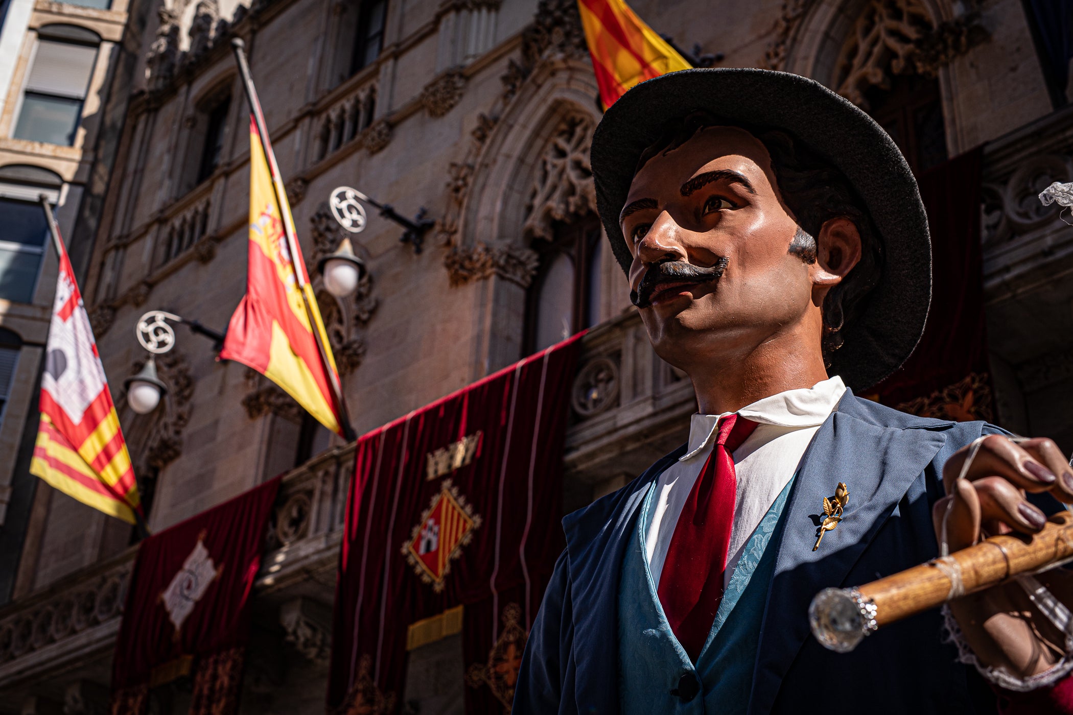 El segon i últim matí d'aquest diumenge de la XXIII Fira Modernista de Terrassa ens porta en aquest recorregut gràfic per les salves dels trabucaires entre carlins i federals, les lluites obreres de la Unió General de Treballadors per unes millors condicions a les empreses tèxtils, una visita com el 1900 al saló de plens de l'Ajuntament amb Farga'm Teatre, artistes, músics i tota mena de personatges d'època. Arrodonit, a la plaça Vella, amb una trobada entre corals, cobla i sardanistes, a càrrec de l'Agrupació Folklòrica Amunt i Crits, ballant al so, entre altres, d'Enric Morera i les lletres de Joan Maragall | Javi González