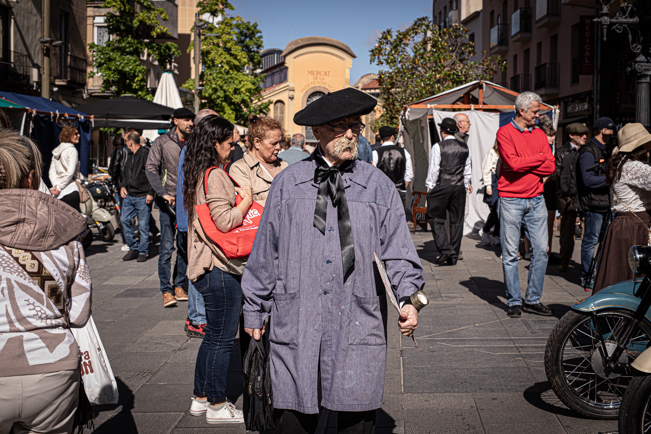 El segon i últim matí d'aquest diumenge de la XXIII Fira Modernista de Terrassa ens porta en aquest recorregut gràfic per les salves dels trabucaires entre carlins i federals, les lluites obreres de la Unió General de Treballadors per unes millors condicions a les empreses tèxtils, una visita com el 1900 al saló de plens de l'Ajuntament amb Farga'm Teatre, artistes, músics i tota mena de personatges d'època. Arrodonit, a la plaça Vella, amb una trobada entre corals, cobla i sardanistes, a càrrec de l'Agrupació Folklòrica Amunt i Crits, ballant al so, entre altres, d'Enric Morera i les lletres de Joan Maragall | Javi González