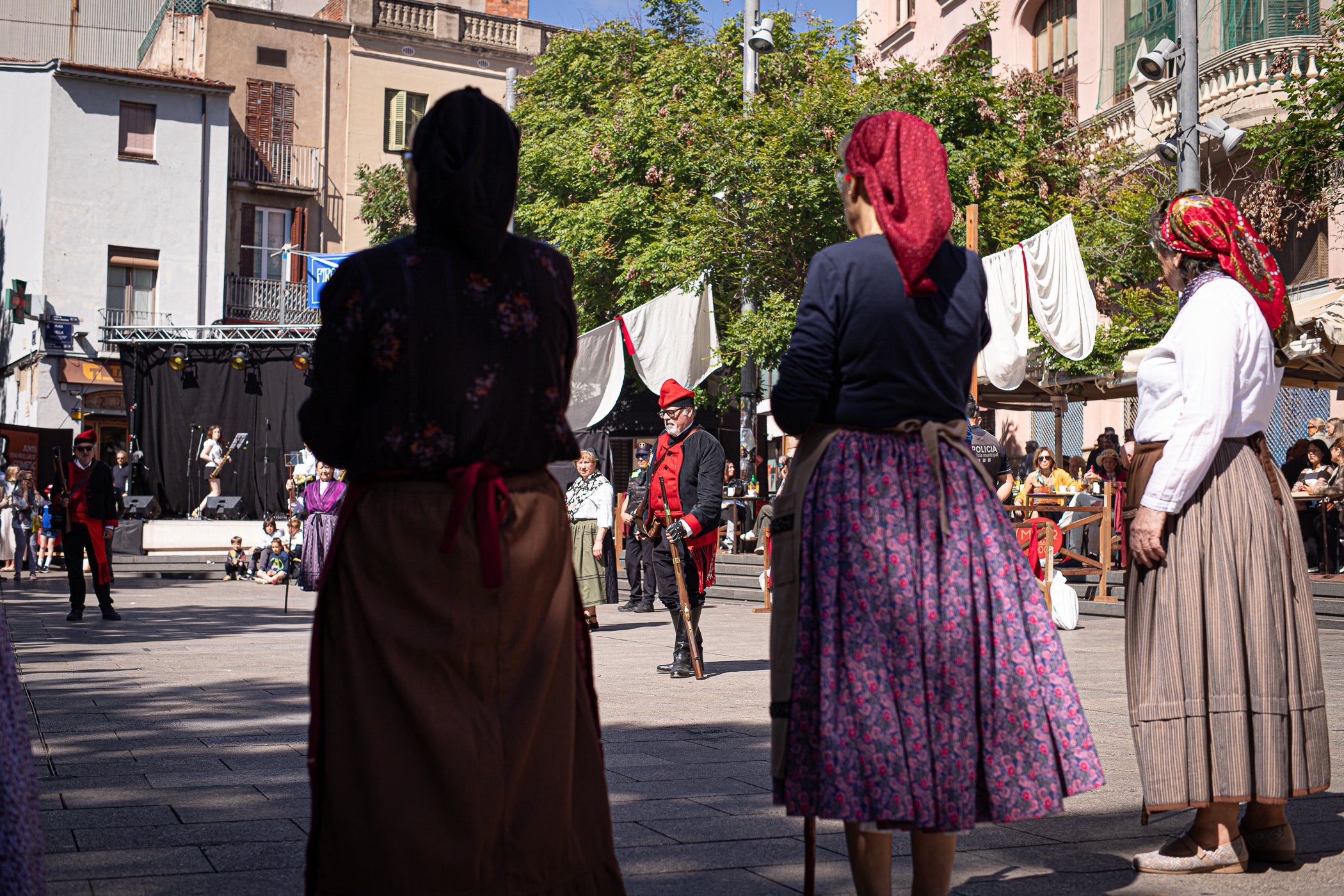 El segon i últim matí d'aquest diumenge de la XXIII Fira Modernista de Terrassa ens porta en aquest recorregut gràfic per les salves dels trabucaires entre carlins i federals, les lluites obreres de la Unió General de Treballadors per unes millors condicions a les empreses tèxtils, una visita com el 1900 al saló de plens de l'Ajuntament amb Farga'm Teatre, artistes, músics i tota mena de personatges d'època. Arrodonit, a la plaça Vella, amb una trobada entre corals, cobla i sardanistes, a càrrec de l'Agrupació Folklòrica Amunt i Crits, ballant al so, entre altres, d'Enric Morera i les lletres de Joan Maragall | Javi González