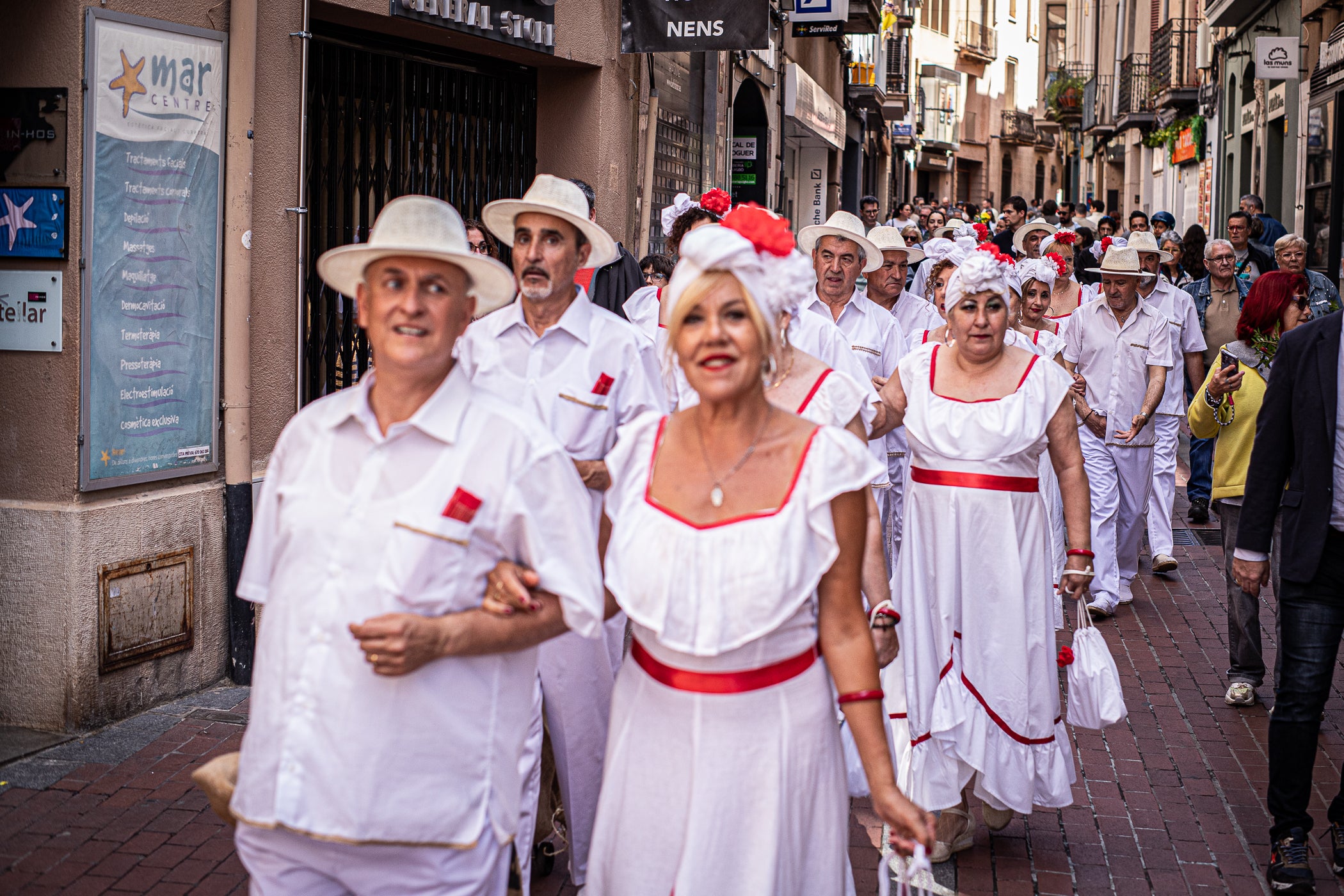 El segon i últim matí d'aquest diumenge de la XXIII Fira Modernista de Terrassa ens porta en aquest recorregut gràfic per les salves dels trabucaires entre carlins i federals, les lluites obreres de la Unió General de Treballadors per unes millors condicions a les empreses tèxtils, una visita com el 1900 al saló de plens de l'Ajuntament amb Farga'm Teatre, artistes, músics i tota mena de personatges d'època. Arrodonit, a la plaça Vella, amb una trobada entre corals, cobla i sardanistes, a càrrec de l'Agrupació Folklòrica Amunt i Crits, ballant al so, entre altres, d'Enric Morera i les lletres de Joan Maragall | Javi González