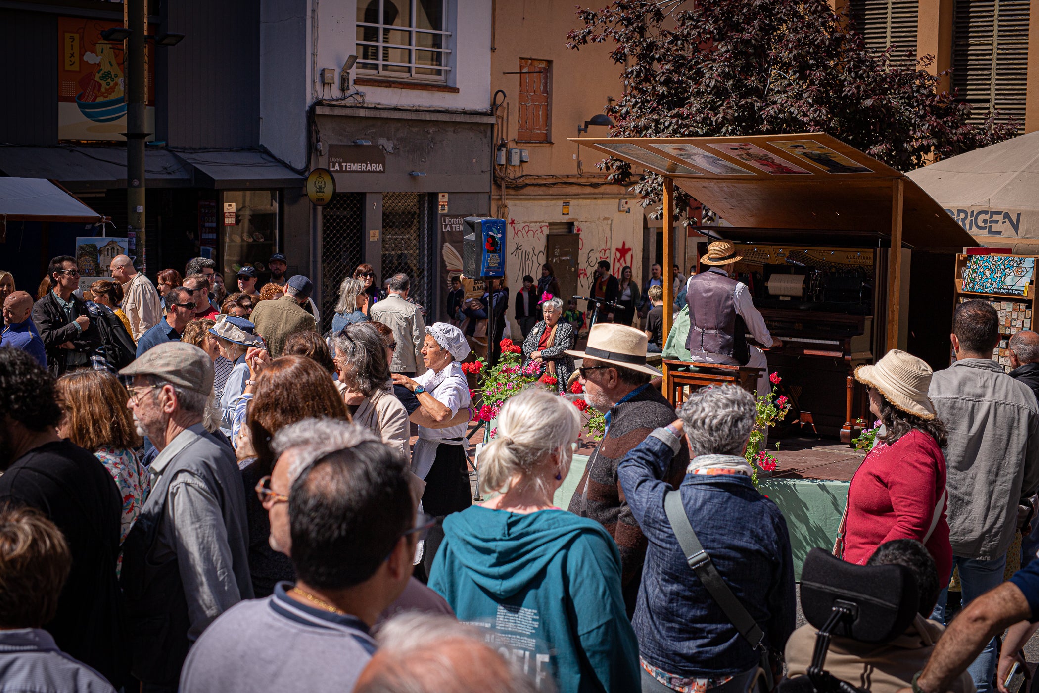 El segon i últim matí d'aquest diumenge de la XXIII Fira Modernista de Terrassa ens porta en aquest recorregut gràfic per les salves dels trabucaires entre carlins i federals, les lluites obreres de la Unió General de Treballadors per unes millors condicions a les empreses tèxtils, una visita com el 1900 al saló de plens de l'Ajuntament amb Farga'm Teatre, artistes, músics i tota mena de personatges d'època. Arrodonit, a la plaça Vella, amb una trobada entre corals, cobla i sardanistes, a càrrec de l'Agrupació Folklòrica Amunt i Crits, ballant al so, entre altres, d'Enric Morera i les lletres de Joan Maragall | Javi González