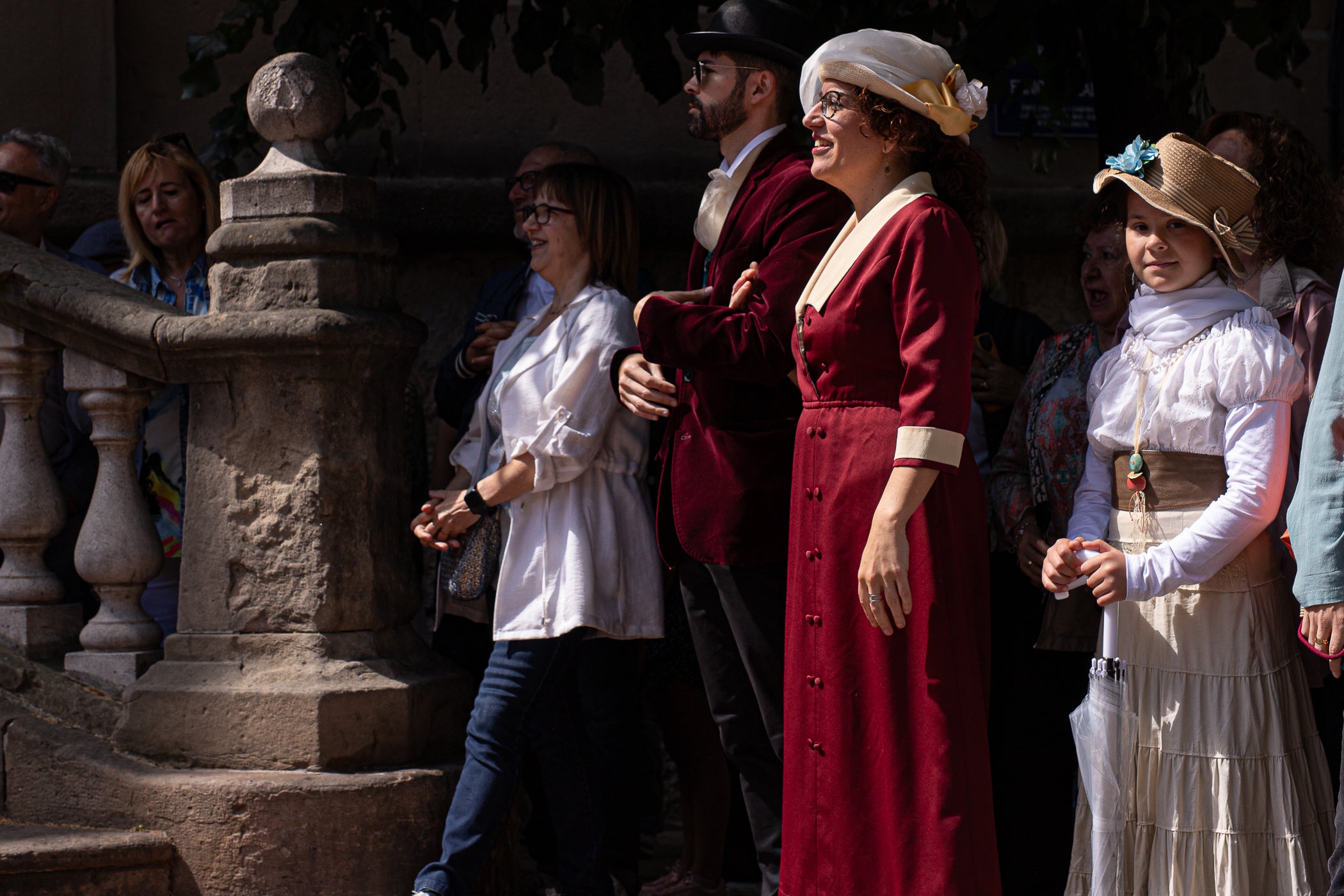 El segon i últim matí d'aquest diumenge de la XXIII Fira Modernista de Terrassa ens porta en aquest recorregut gràfic per les salves dels trabucaires entre carlins i federals, les lluites obreres de la Unió General de Treballadors per unes millors condicions a les empreses tèxtils, una visita com el 1900 al saló de plens de l'Ajuntament amb Farga'm Teatre, artistes, músics i tota mena de personatges d'època. Arrodonit, a la plaça Vella, amb una trobada entre corals, cobla i sardanistes, a càrrec de l'Agrupació Folklòrica Amunt i Crits, ballant al so, entre altres, d'Enric Morera i les lletres de Joan Maragall | Javi González