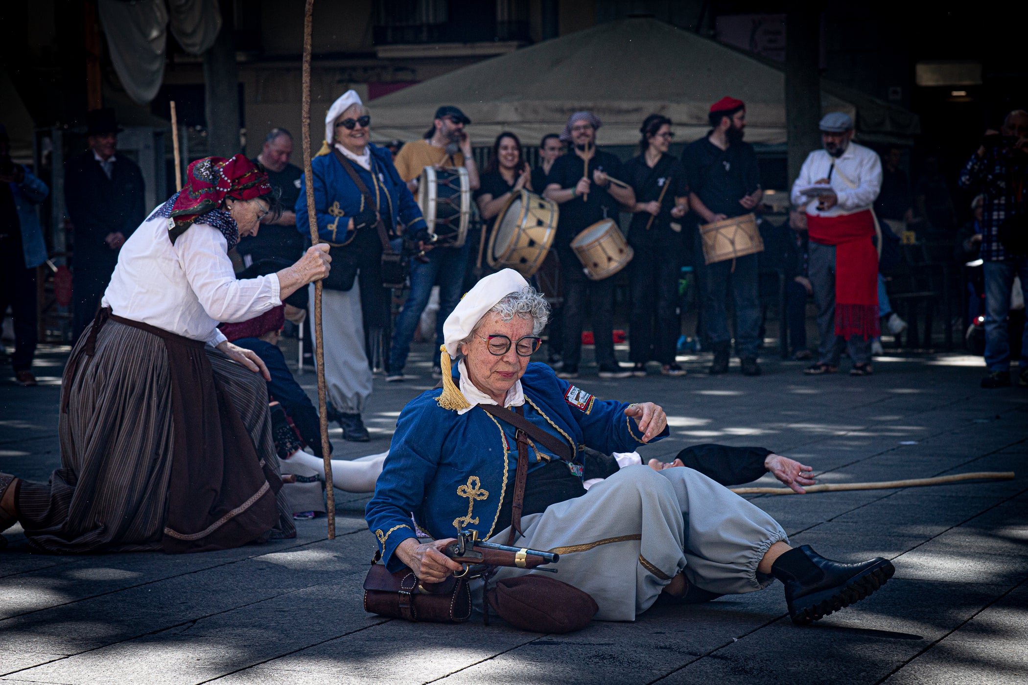 El segon i últim matí d'aquest diumenge de la XXIII Fira Modernista de Terrassa ens porta en aquest recorregut gràfic per les salves dels trabucaires entre carlins i federals, les lluites obreres de la Unió General de Treballadors per unes millors condicions a les empreses tèxtils, una visita com el 1900 al saló de plens de l'Ajuntament amb Farga'm Teatre, artistes, músics i tota mena de personatges d'època. Arrodonit, a la plaça Vella, amb una trobada entre corals, cobla i sardanistes, a càrrec de l'Agrupació Folklòrica Amunt i Crits, ballant al so, entre altres, d'Enric Morera i les lletres de Joan Maragall | Javi González