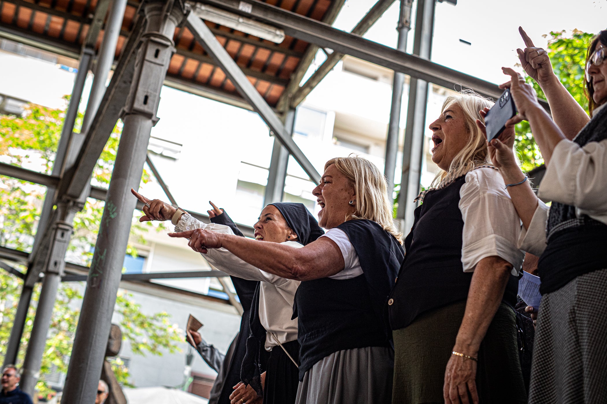 El segon i últim matí d'aquest diumenge de la XXIII Fira Modernista de Terrassa ens porta en aquest recorregut gràfic per les salves dels trabucaires entre carlins i federals, les lluites obreres de la Unió General de Treballadors per unes millors condicions a les empreses tèxtils, una visita com el 1900 al saló de plens de l'Ajuntament amb Farga'm Teatre, artistes, músics i tota mena de personatges d'època. Arrodonit, a la plaça Vella, amb una trobada entre corals, cobla i sardanistes, a càrrec de l'Agrupació Folklòrica Amunt i Crits, ballant al so, entre altres, d'Enric Morera i les lletres de Joan Maragall | Javi González