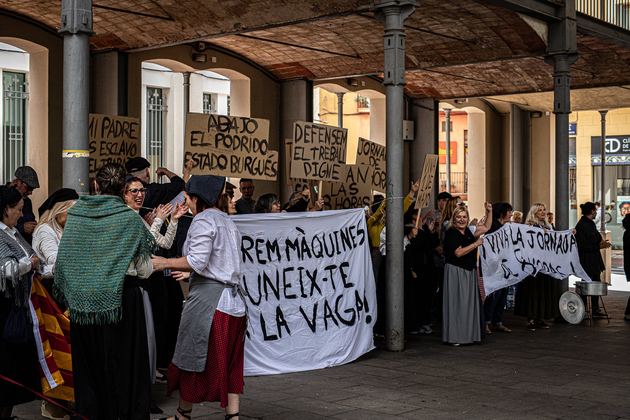 El segon i últim matí d'aquest diumenge de la XXIII Fira Modernista de Terrassa ens porta en aquest recorregut gràfic per les salves dels trabucaires entre carlins i federals, les lluites obreres de la Unió General de Treballadors per unes millors condicions a les empreses tèxtils, una visita com el 1900 al saló de plens de l'Ajuntament amb Farga'm Teatre, artistes, músics i tota mena de personatges d'època. Arrodonit, a la plaça Vella, amb una trobada entre corals, cobla i sardanistes, a càrrec de l'Agrupació Folklòrica Amunt i Crits, ballant al so, entre altres, d'Enric Morera i les lletres de Joan Maragall | Javi González