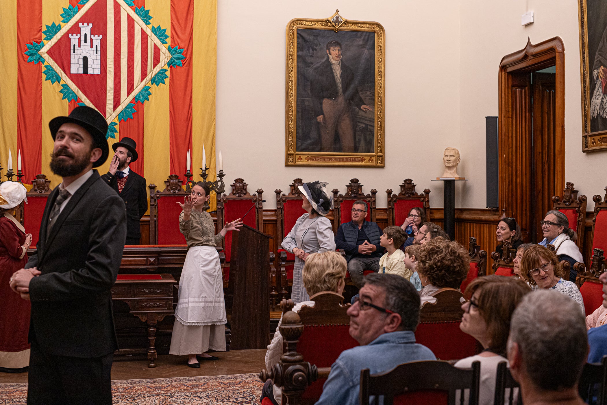 El segon i últim matí d'aquest diumenge de la XXIII Fira Modernista de Terrassa ens porta en aquest recorregut gràfic per les salves dels trabucaires entre carlins i federals, les lluites obreres de la Unió General de Treballadors per unes millors condicions a les empreses tèxtils, una visita com el 1900 al saló de plens de l'Ajuntament amb Farga'm Teatre, artistes, músics i tota mena de personatges d'època. Arrodonit, a la plaça Vella, amb una trobada entre corals, cobla i sardanistes, a càrrec de l'Agrupació Folklòrica Amunt i Crits, ballant al so, entre altres, d'Enric Morera i les lletres de Joan Maragall | Javi González