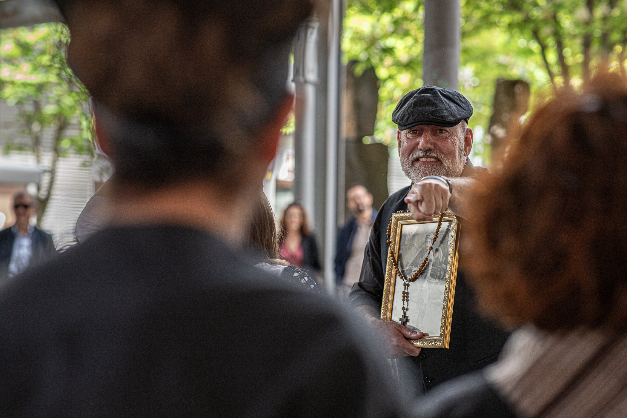 El segon i últim matí d'aquest diumenge de la XXIII Fira Modernista de Terrassa ens porta en aquest recorregut gràfic per les salves dels trabucaires entre carlins i federals, les lluites obreres de la Unió General de Treballadors per unes millors condicions a les empreses tèxtils, una visita com el 1900 al saló de plens de l'Ajuntament amb Farga'm Teatre, artistes, músics i tota mena de personatges d'època. Arrodonit, a la plaça Vella, amb una trobada entre corals, cobla i sardanistes, a càrrec de l'Agrupació Folklòrica Amunt i Crits, ballant al so, entre altres, d'Enric Morera i les lletres de Joan Maragall | Javi González